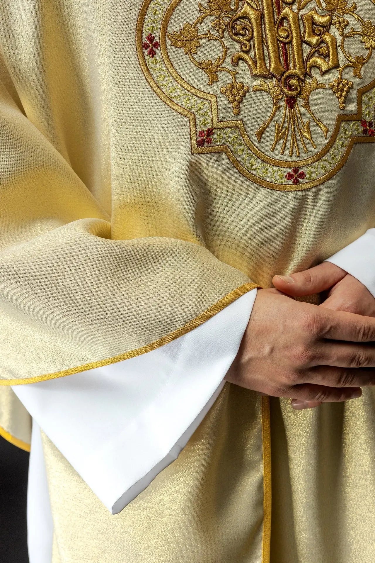 Chasuble dorée avec broderie IHS et PAX