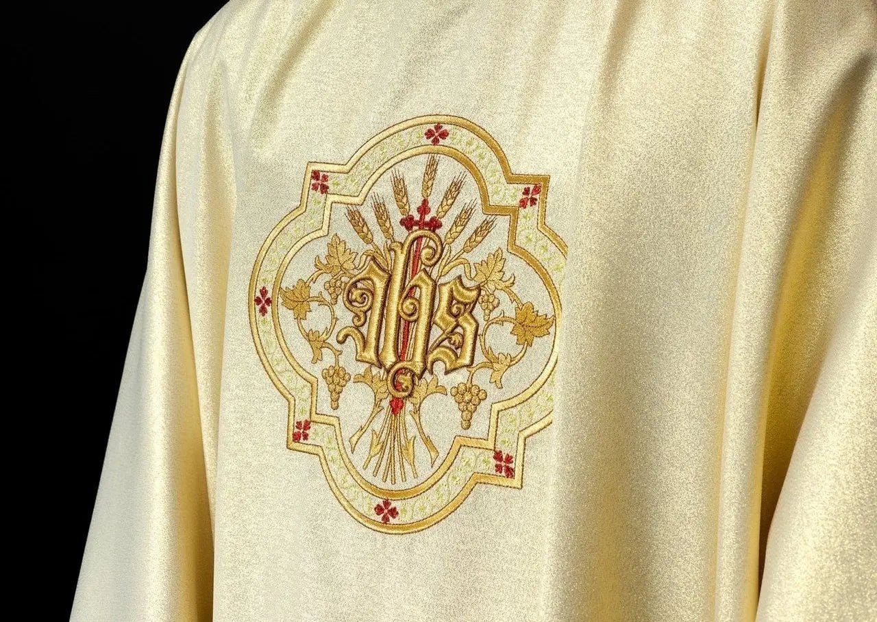 Chasuble dorée avec broderie IHS et PAX