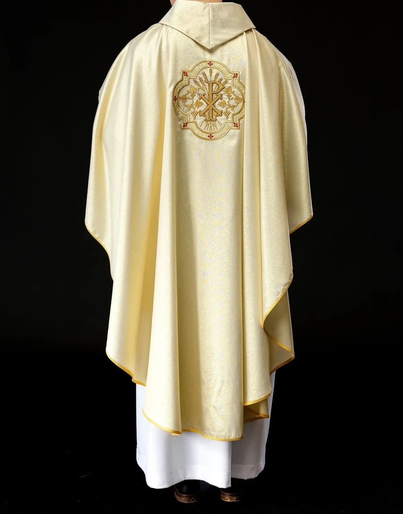 Chasuble dorée avec broderie IHS et PAX