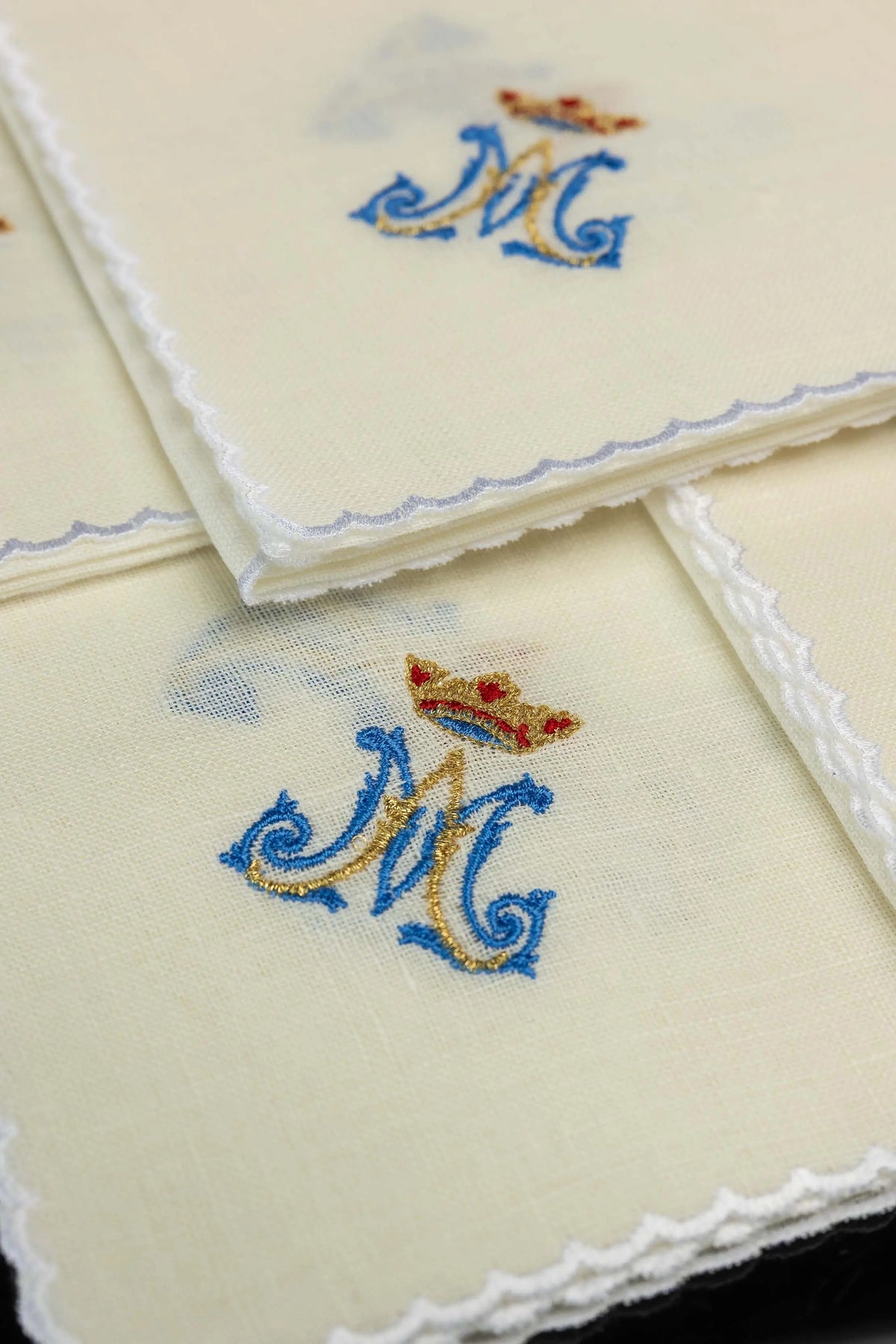 Ensemble de 5 corporaux en lin avec monogramme marial couronné