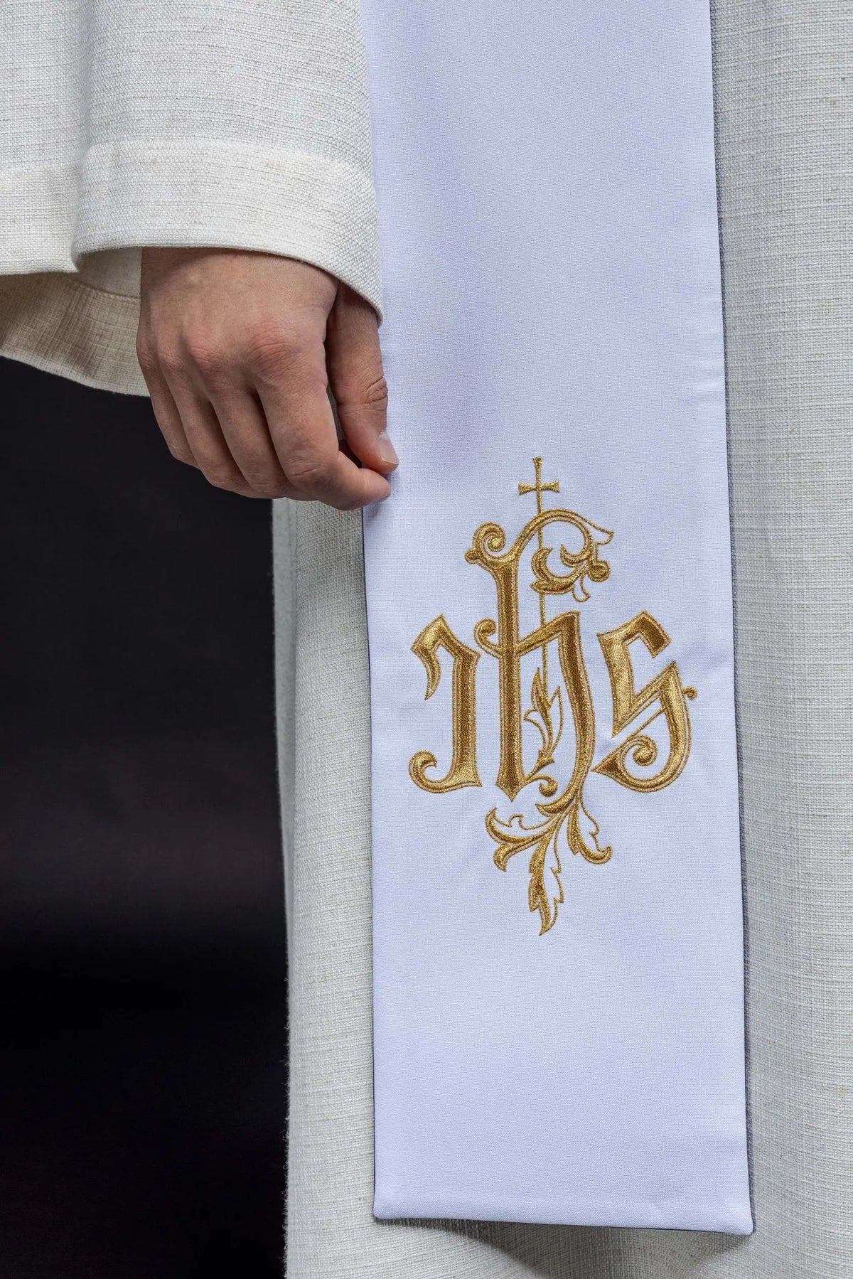 Blanc étole brodée IHS, motif doré en gros plan
