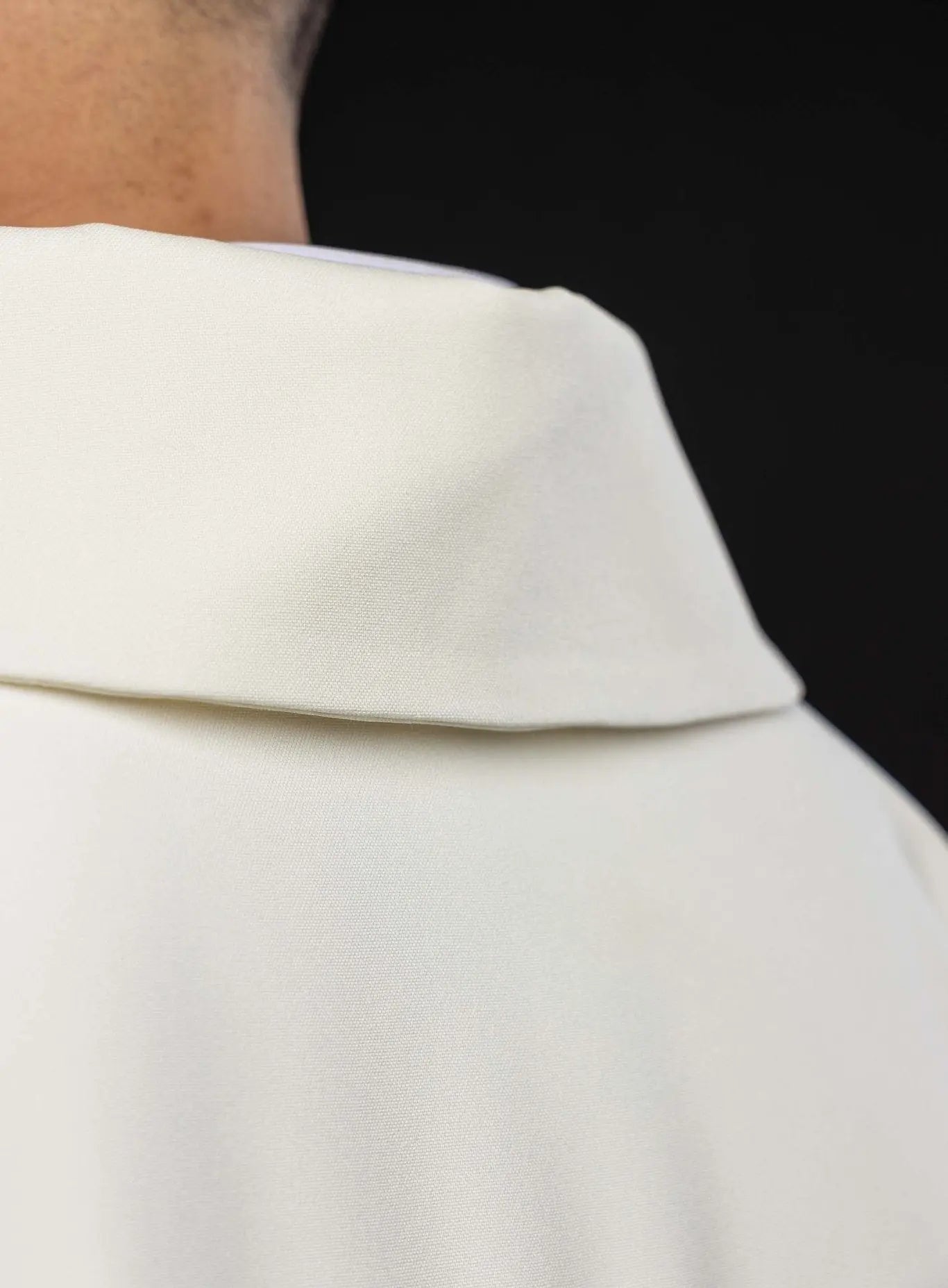 Chasuble écrue brodée avec Croix ornementale et large col