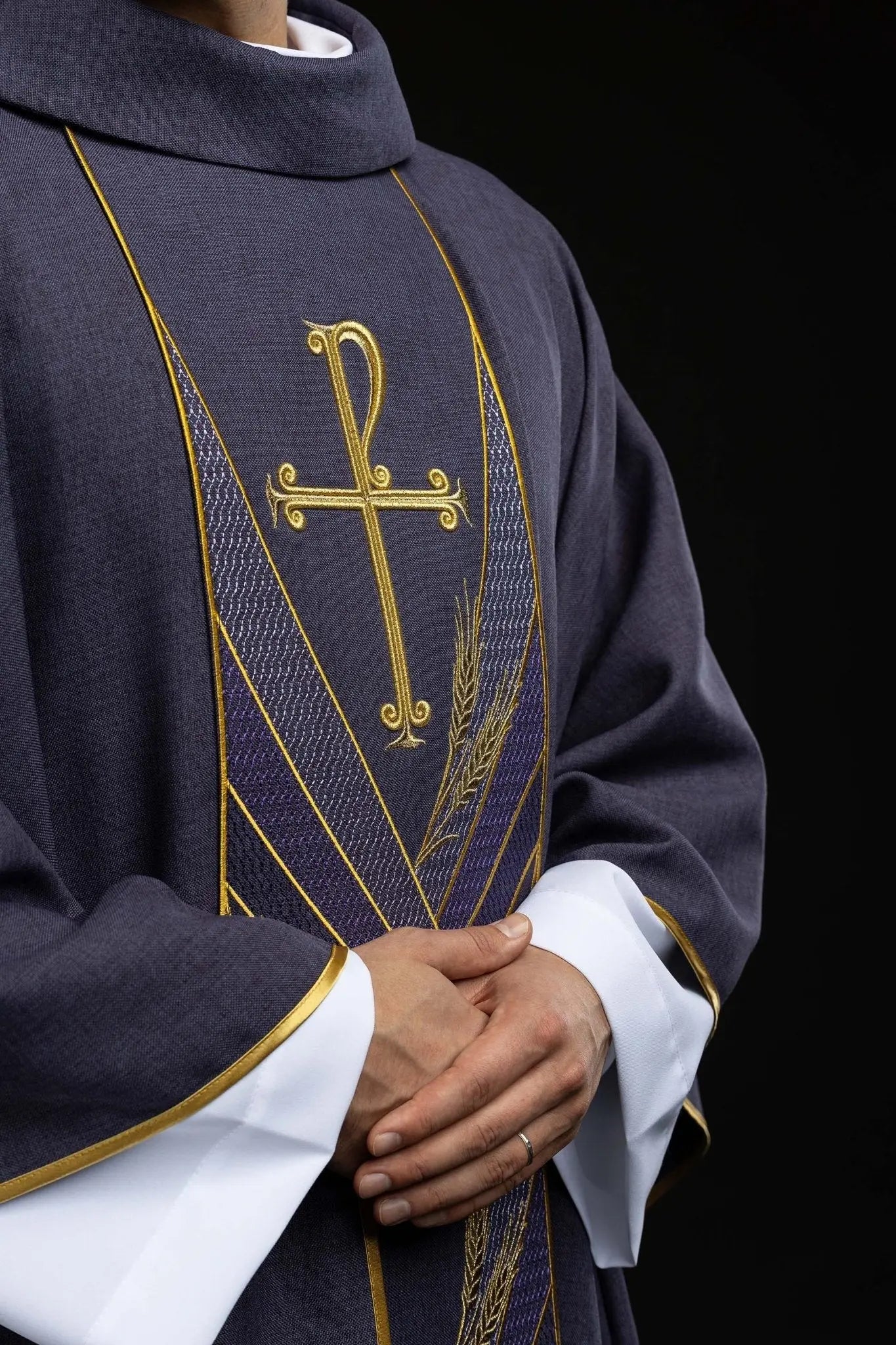 Chasuble violette avec bande PAX brodée