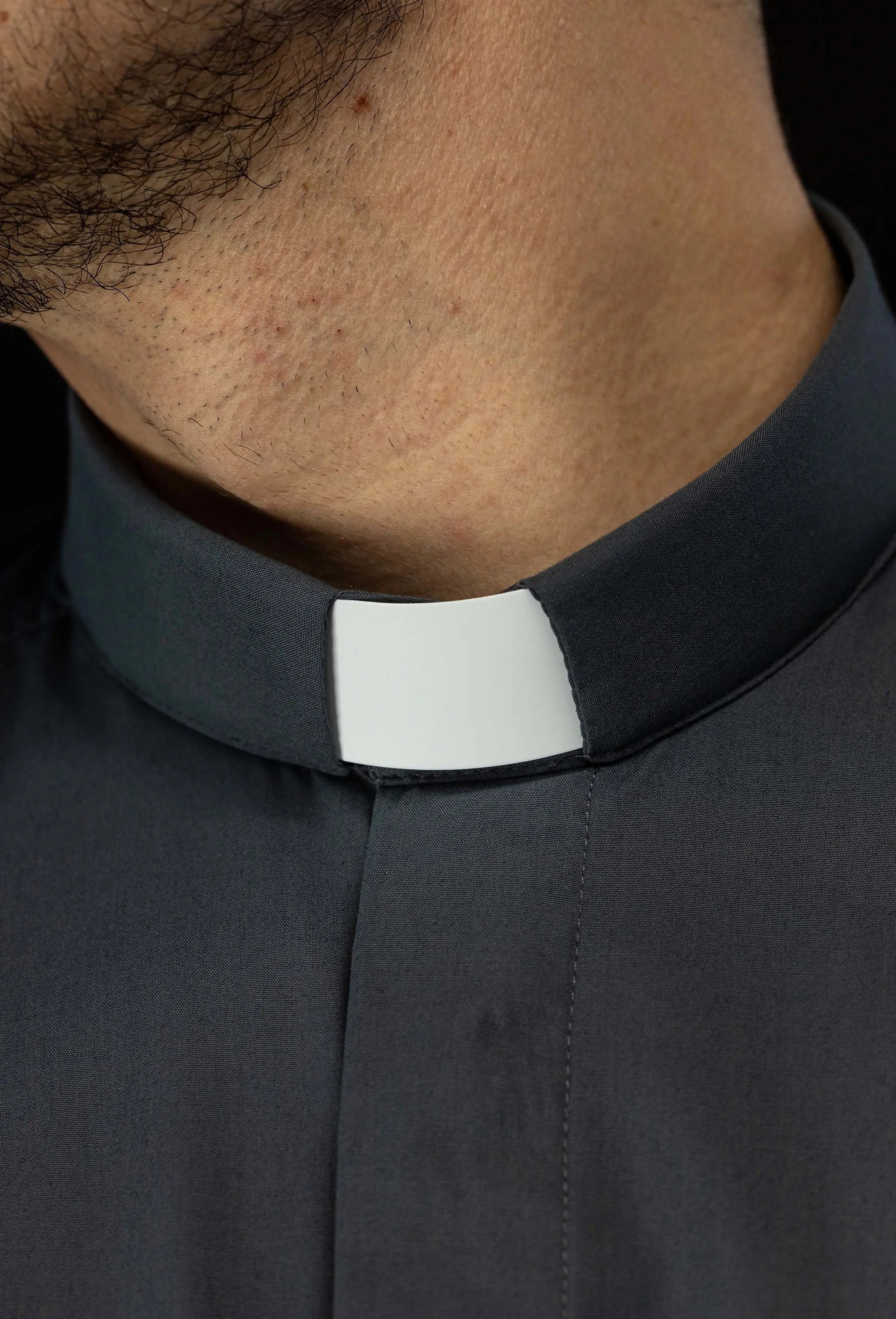 Chemise ecclésiastique gris foncé à manches courtes avec patte de col