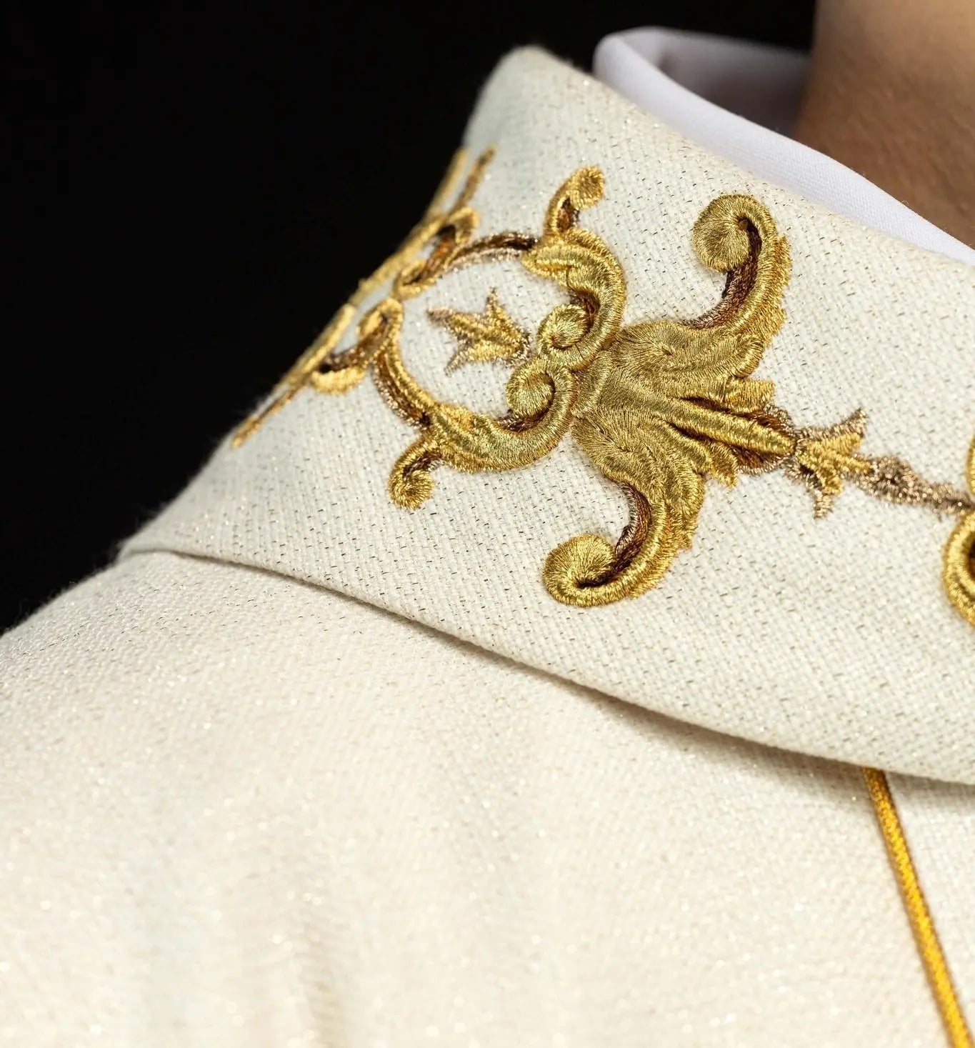 Chasuble richement brodée avec Notre-Dame du Rosaire
