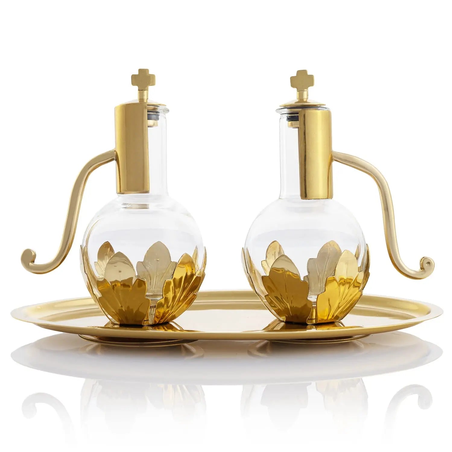 Carafes en verre pour vin et eau avec plateau en laiton