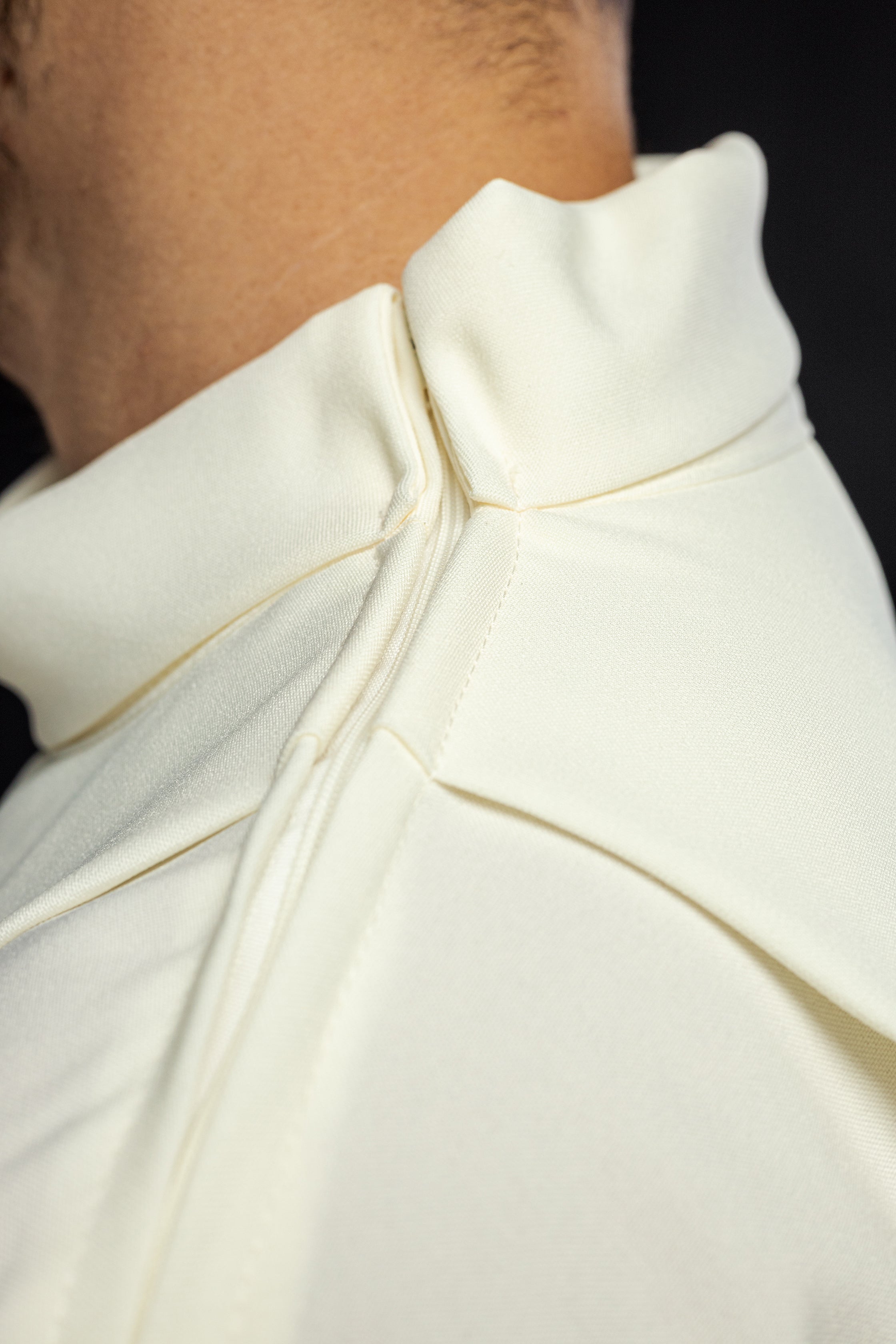 Aube avec croix mosaïque brodées écru