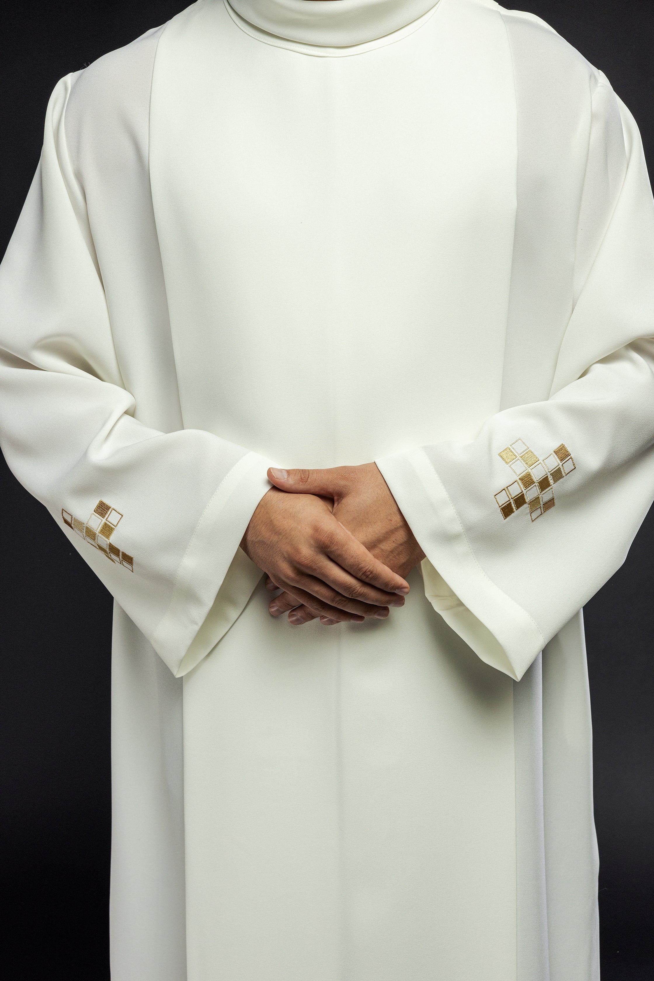 Aube avec croix mosaïque brodées écru