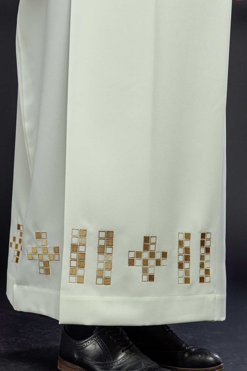 Aube avec croix mosaïque brodées écru