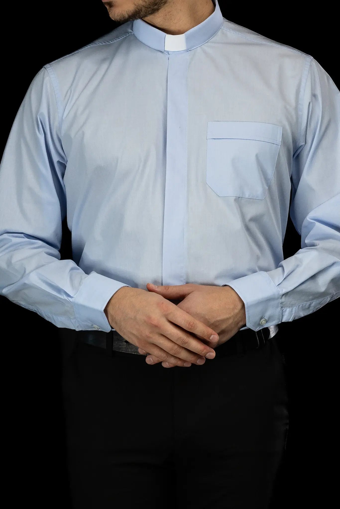 Chemise ecclésiastique bleue à manches longues avec patte de col