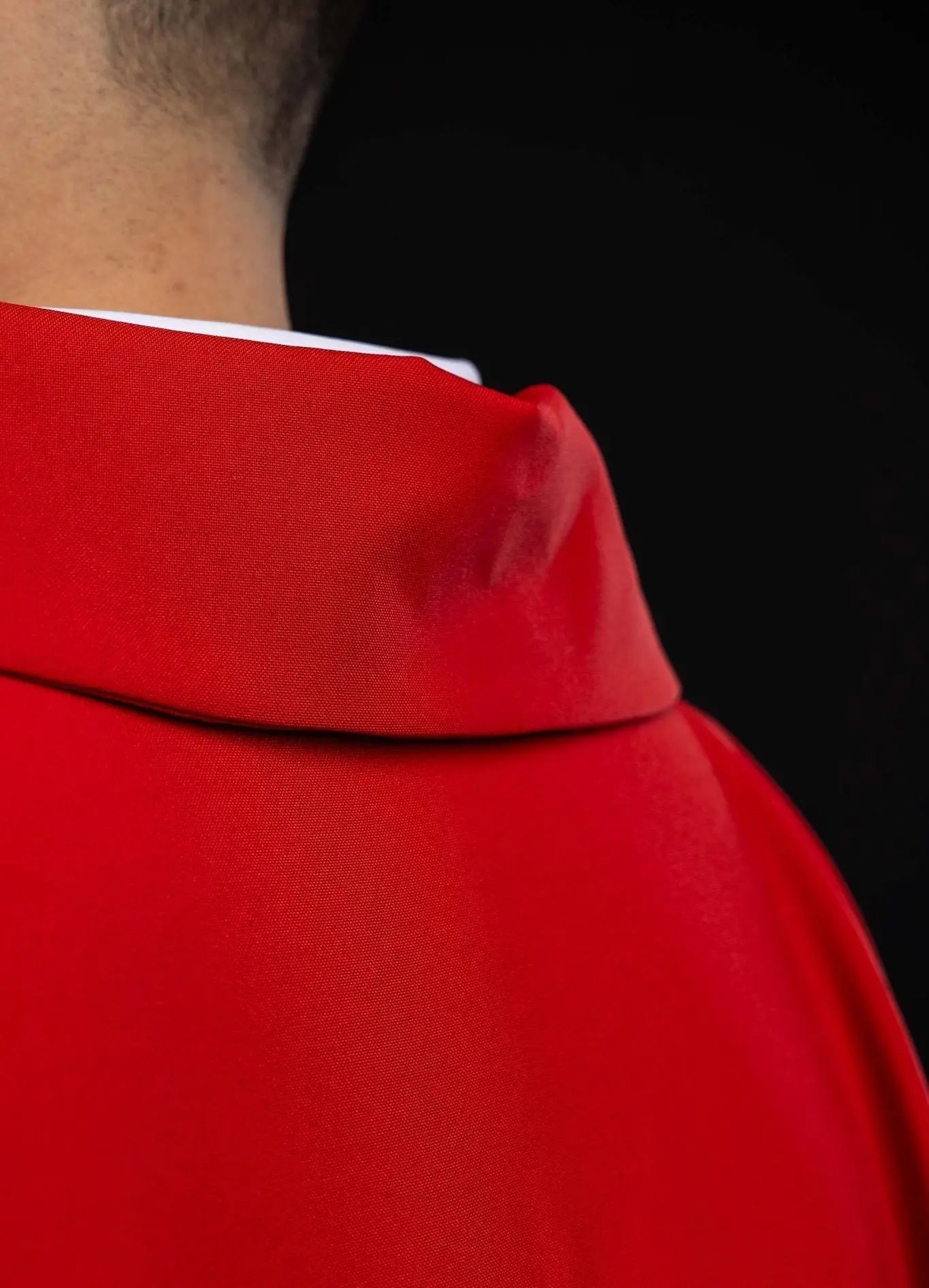 Chasuble rouge brodée avec Croix ornementale et large col