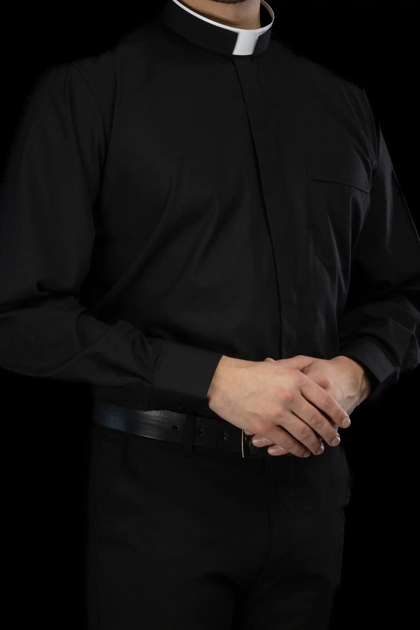 Chemise ecclésiastique romaine noire à manches longues avec patte de col
