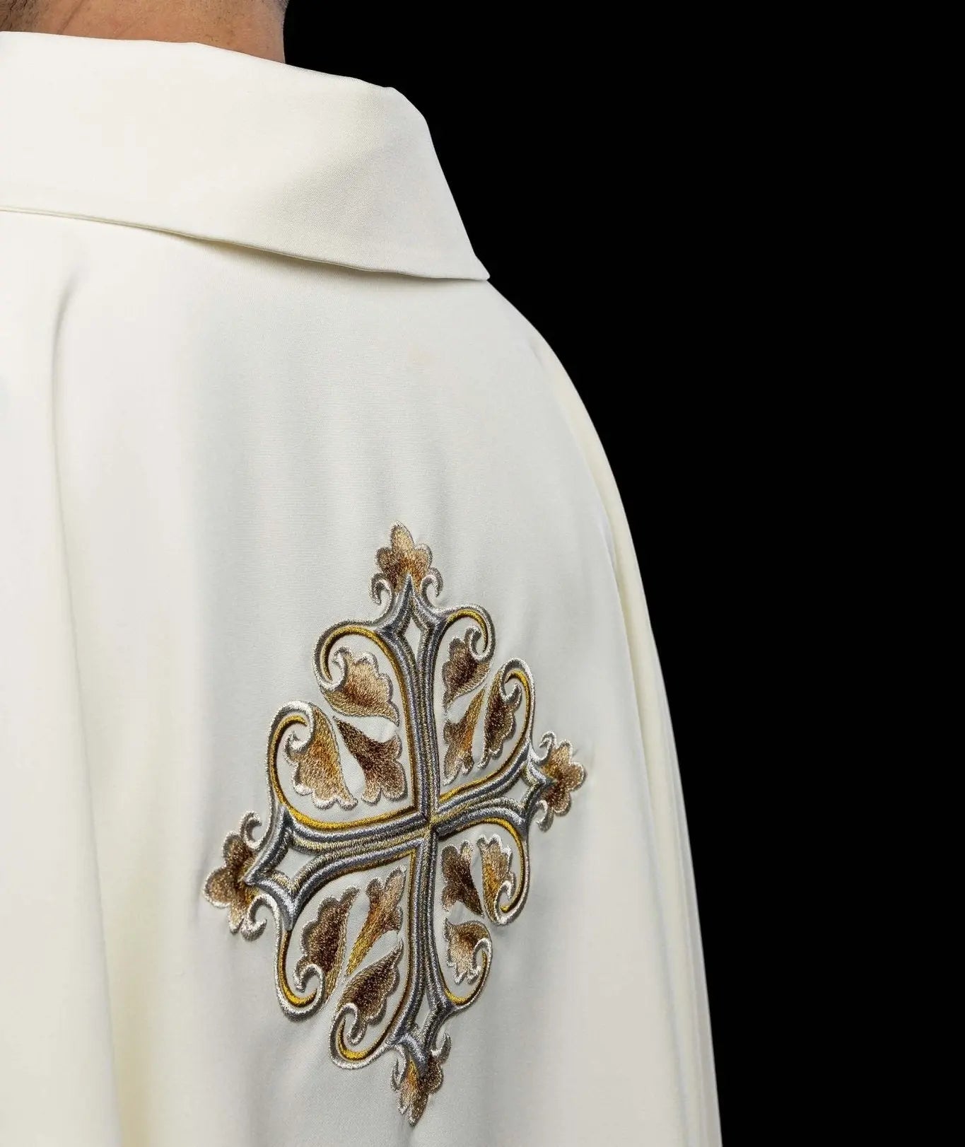 Chasuble écrue brodée avec Croix ornementale et large col