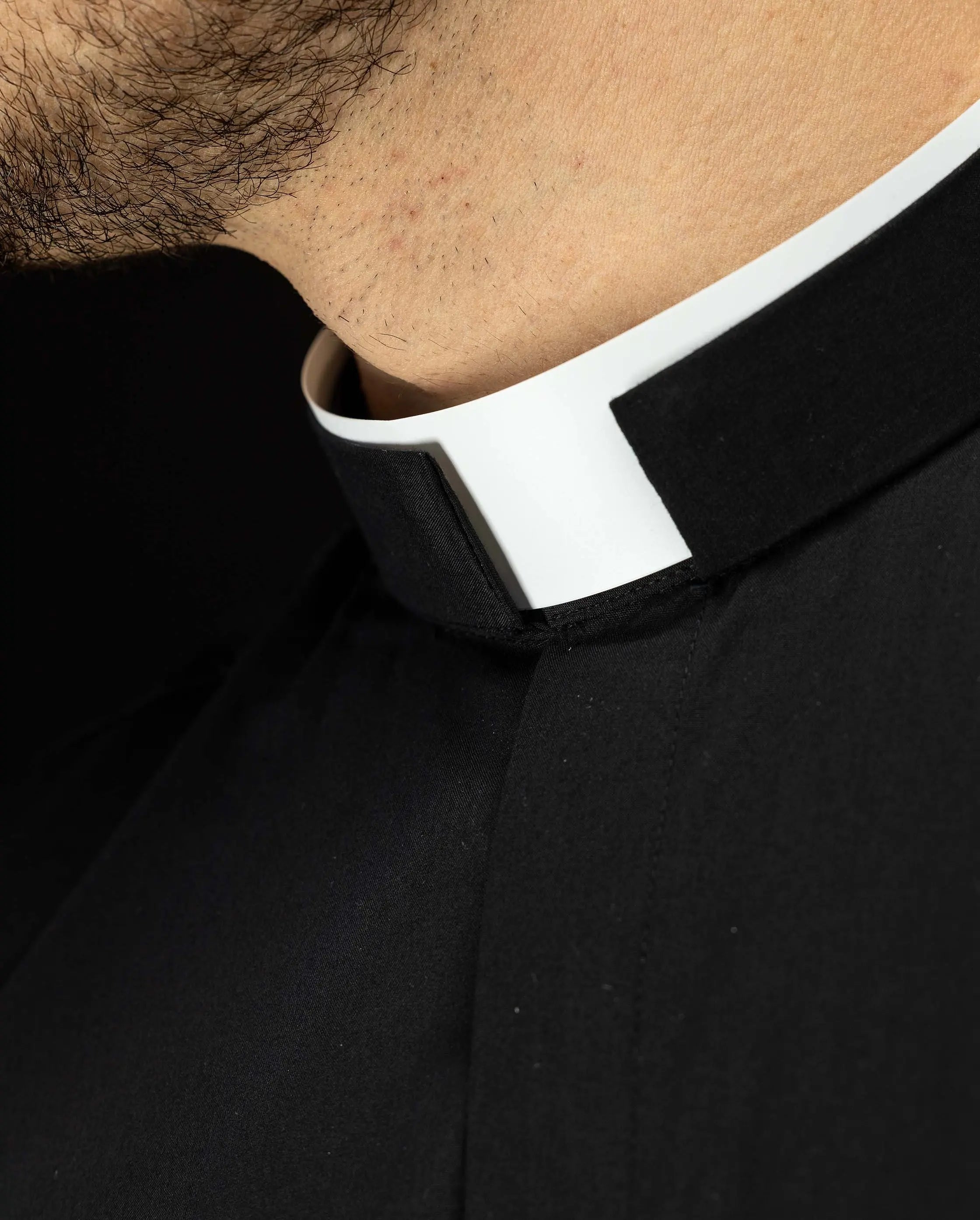 Chemise ecclésiastique romaine noire à manches longues avec patte de col