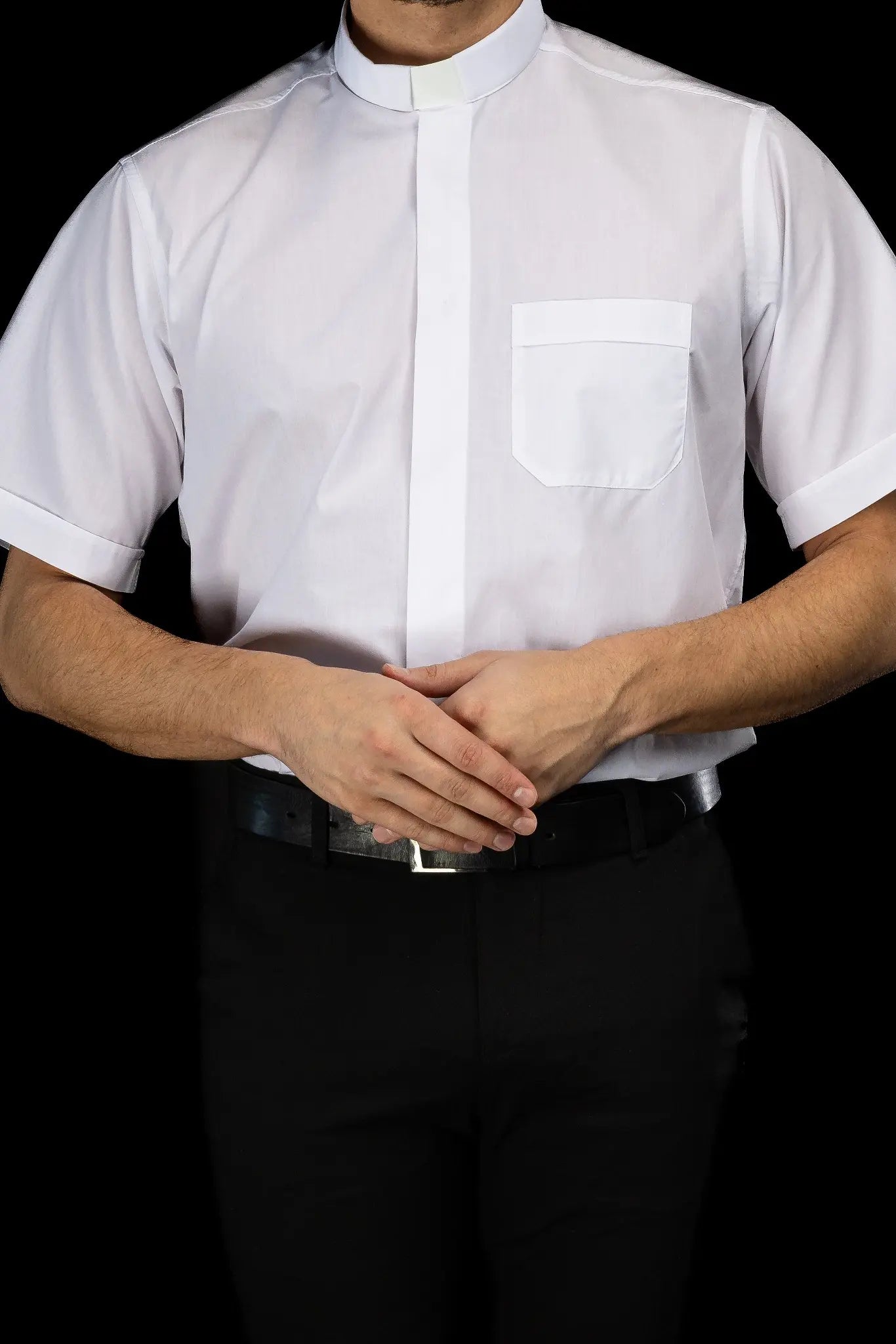 Chemise ecclésiastique blanche à manches courtes avec patte de col