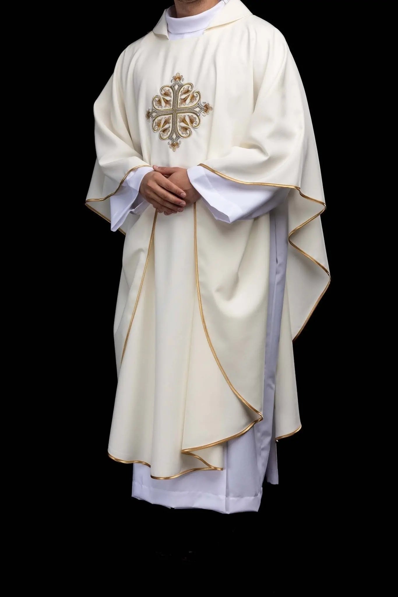 Chasuble écrue brodée avec Croix ornementale et large col