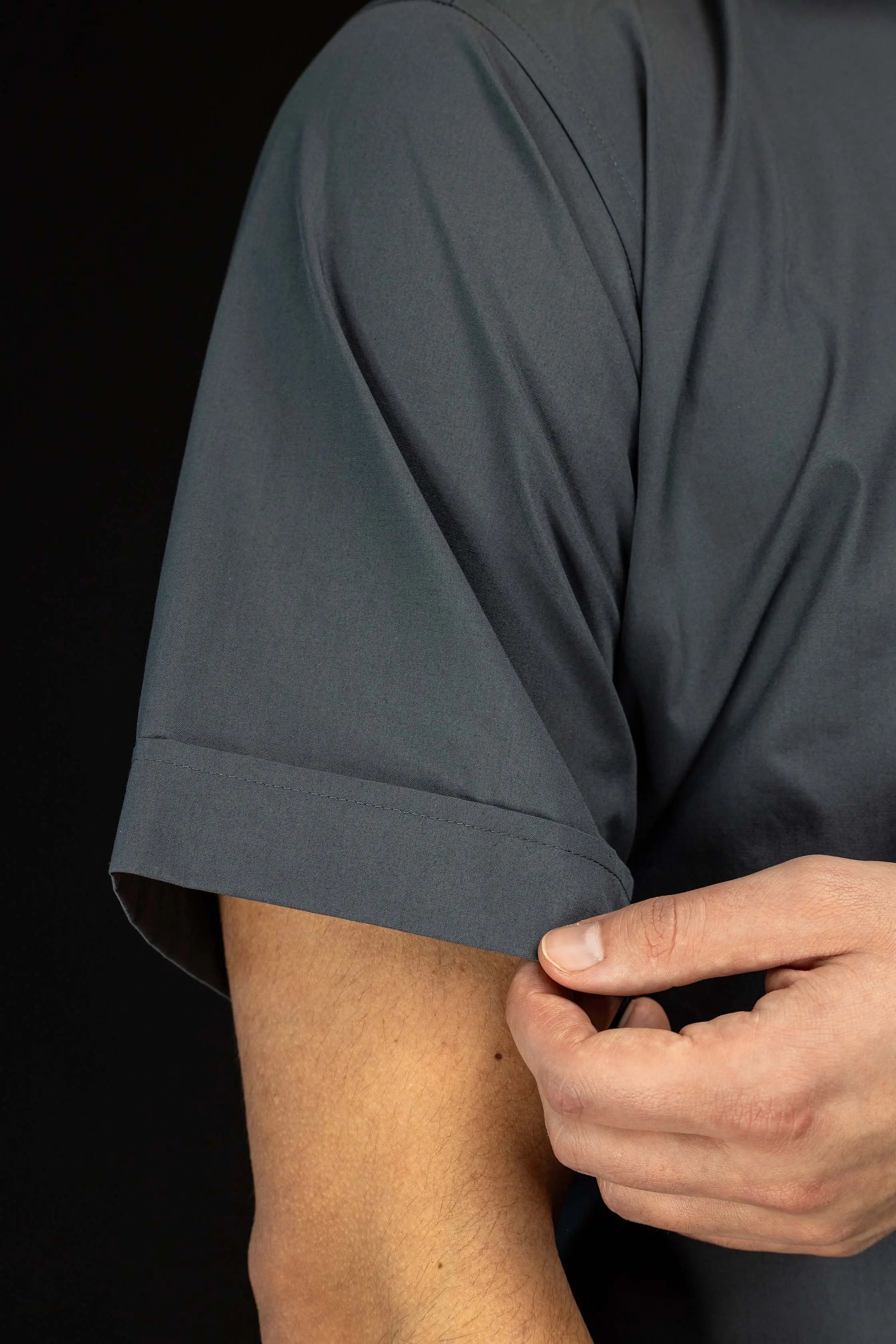 Chemise ecclésiastique gris foncé à manches courtes avec patte de col
