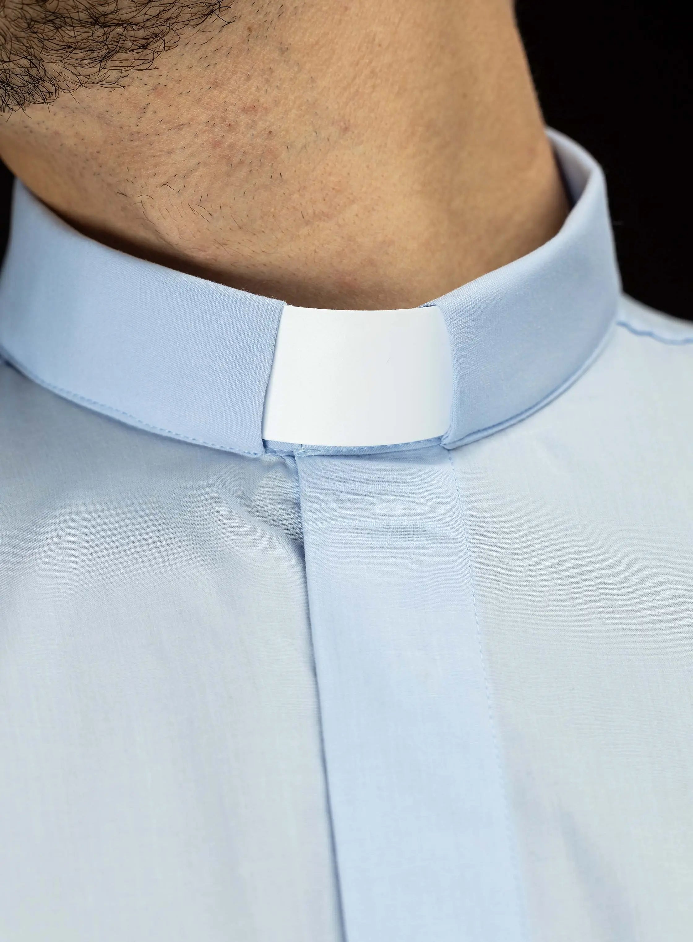 Chemise ecclésiastique bleue à manches courtes avec patte de col