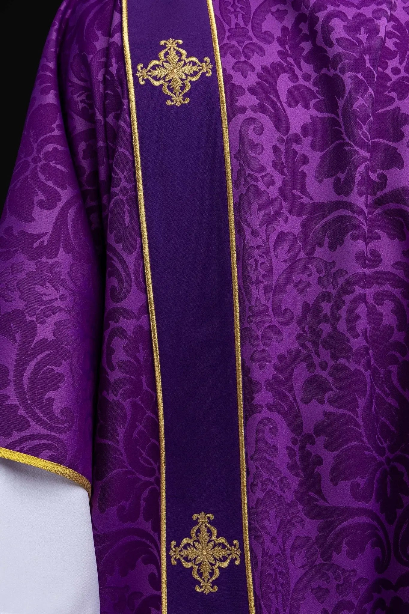 Dalmatique jacquard violet avec broderie de Croix dorée