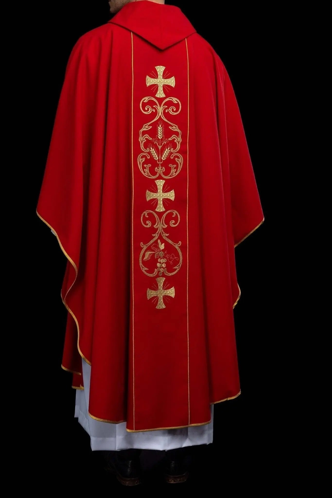 Chasuble liturgique rouge avec bande brodée