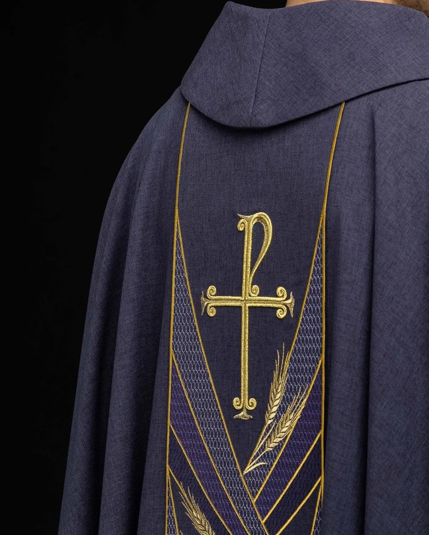 Chasuble violette avec bande PAX brodée