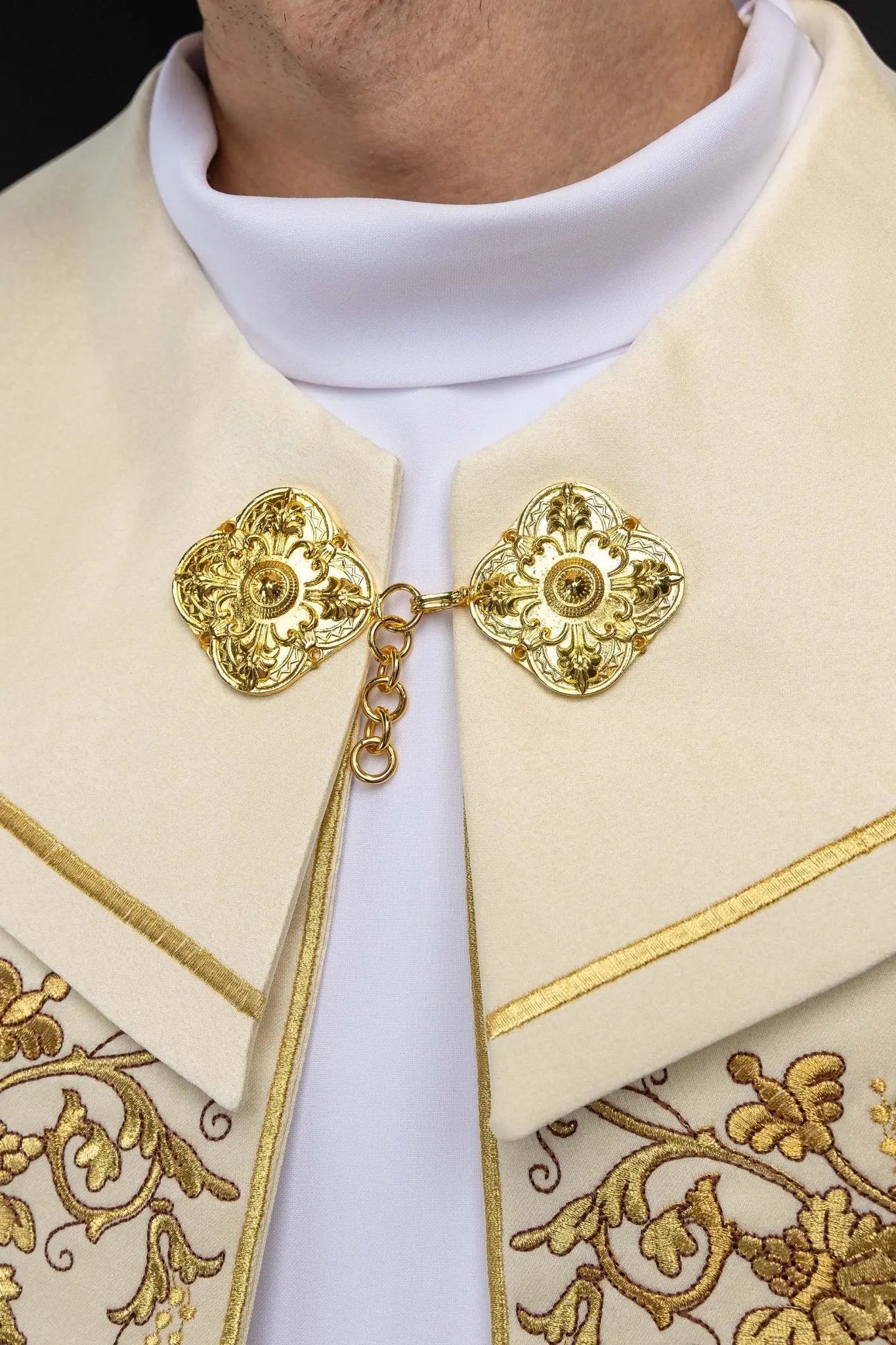 Chape liturgique avec broderie du Sacré-Cœur de Jésus