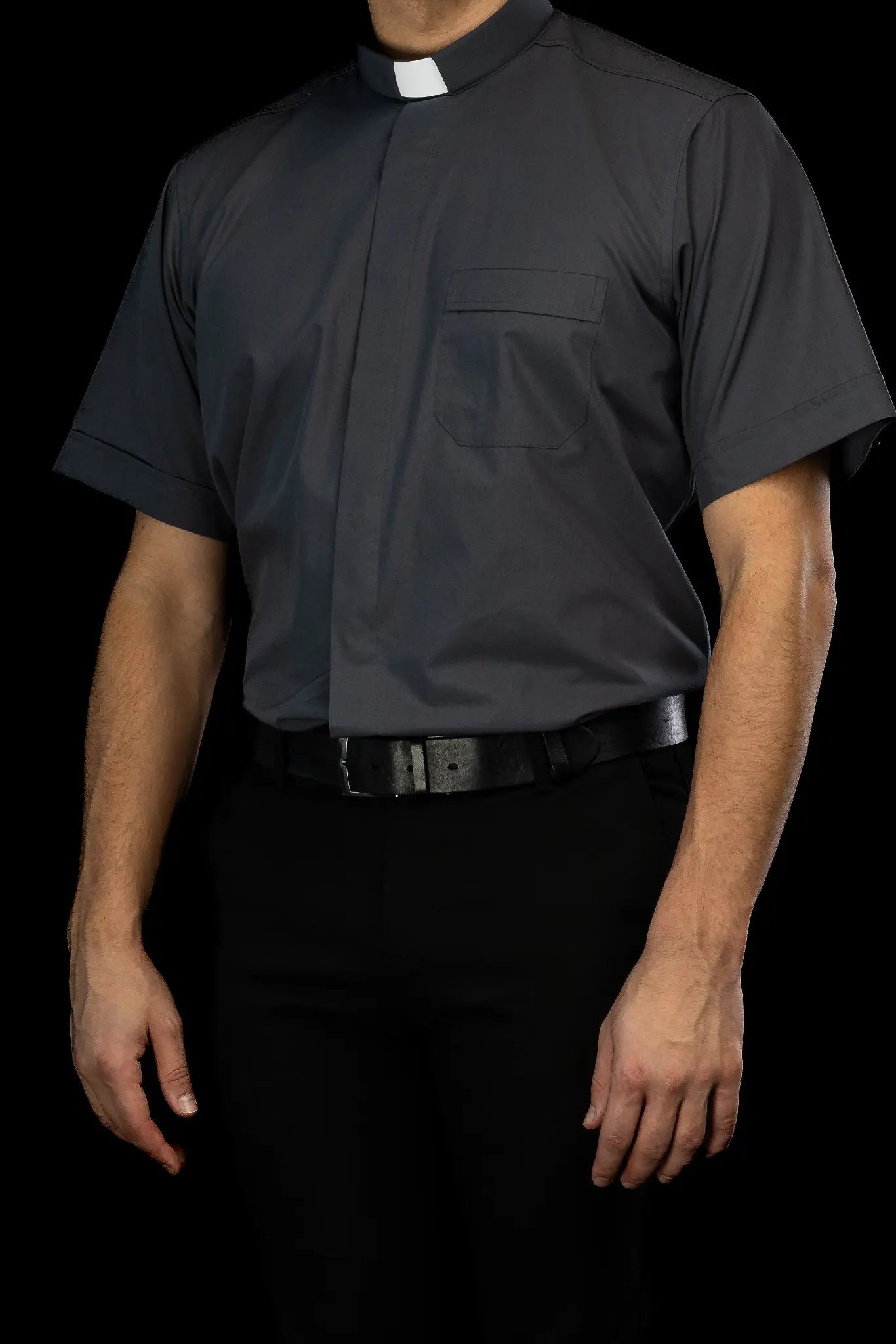 Chemise ecclésiastique gris foncé à manches courtes avec patte de col