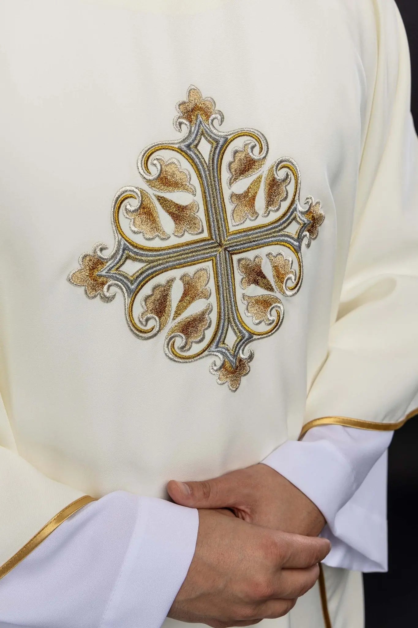 Chasuble écrue brodée avec Croix ornementale et large col