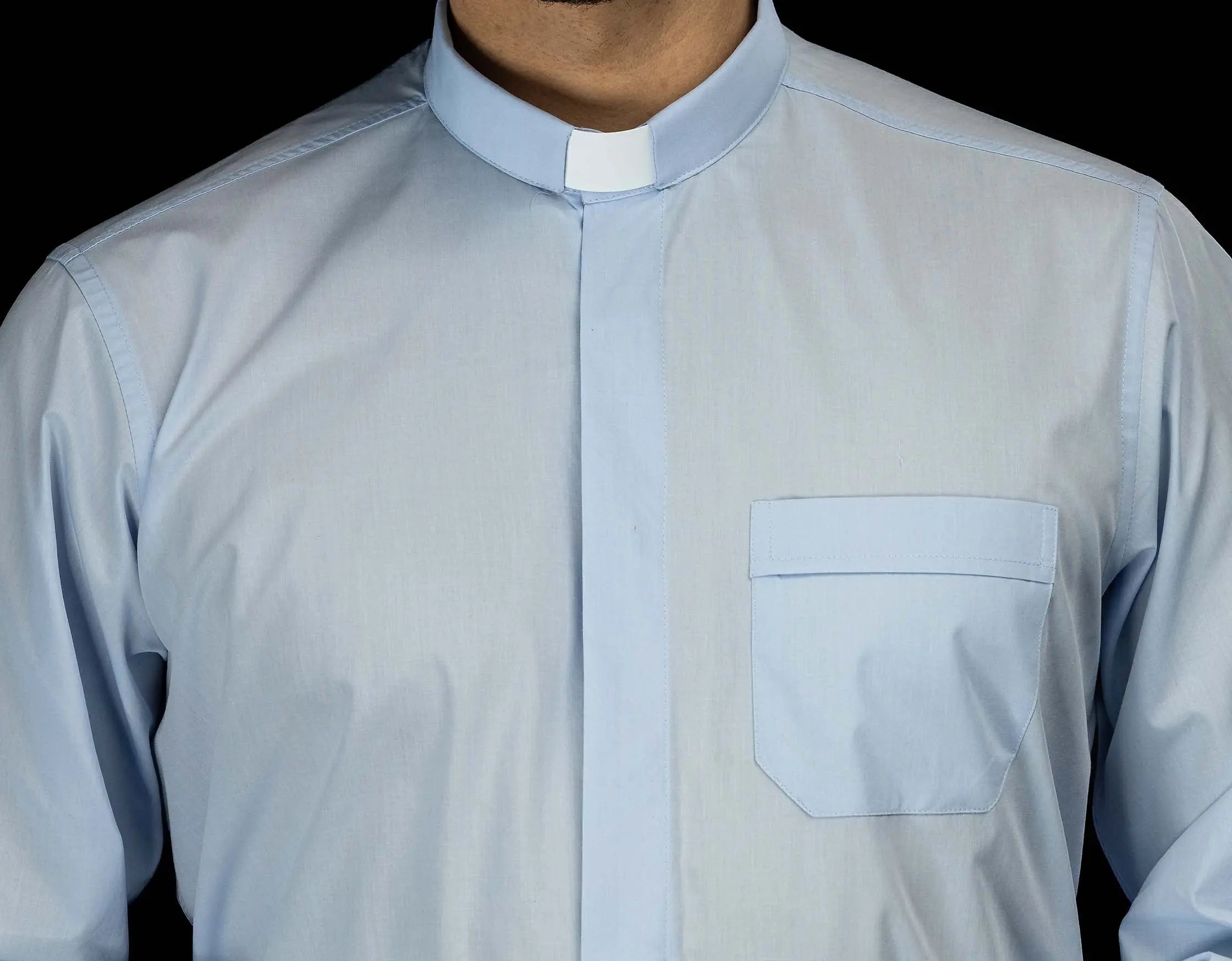 Chemise ecclésiastique bleue à manches longues avec patte de col