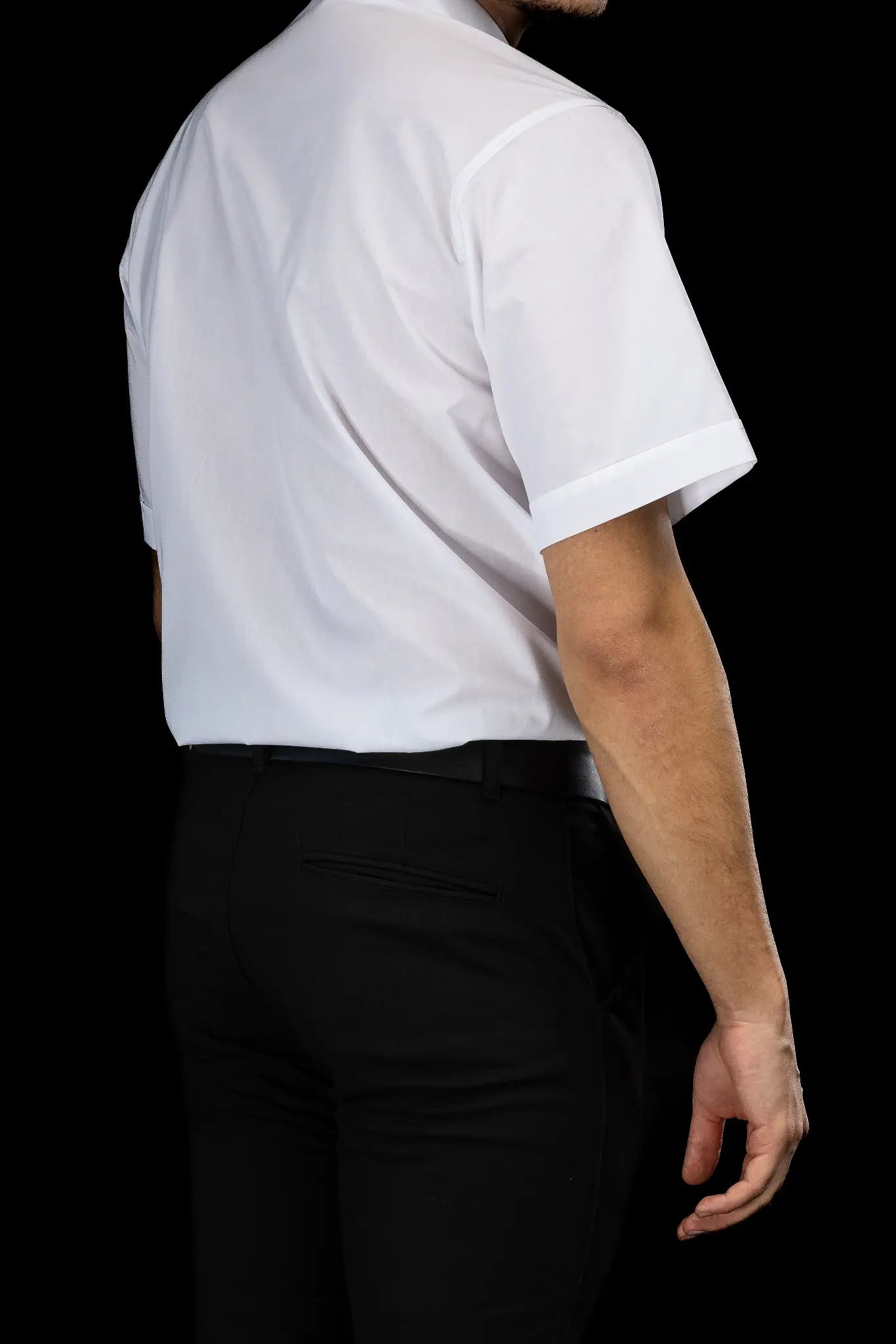 Chemise ecclésiastique blanche à manches courtes avec patte de col