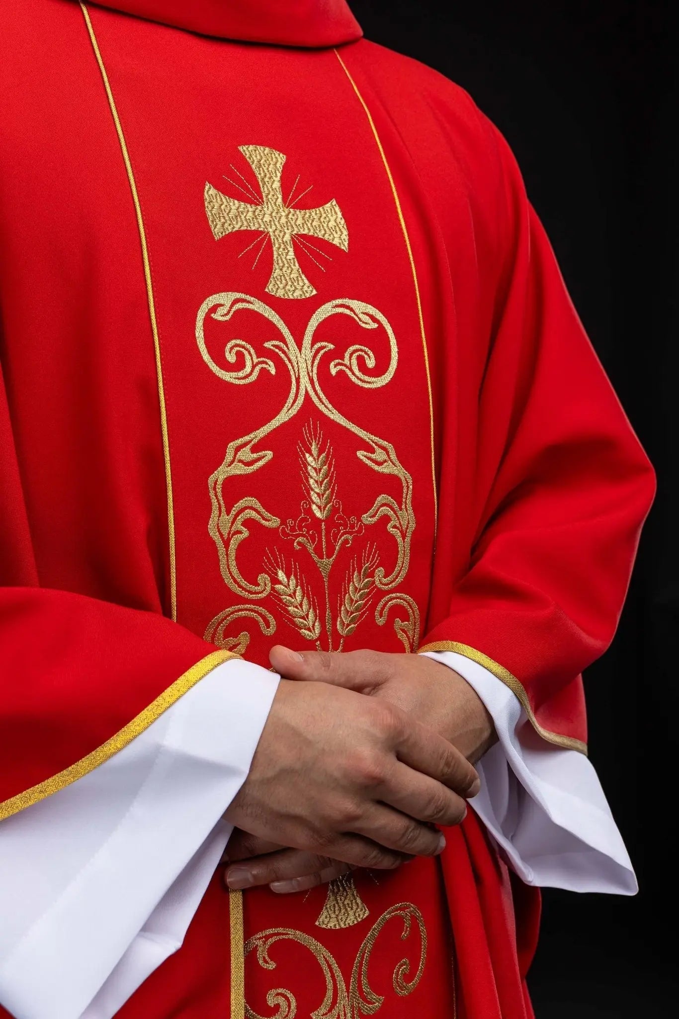 Chasuble liturgique rouge avec bande brodée