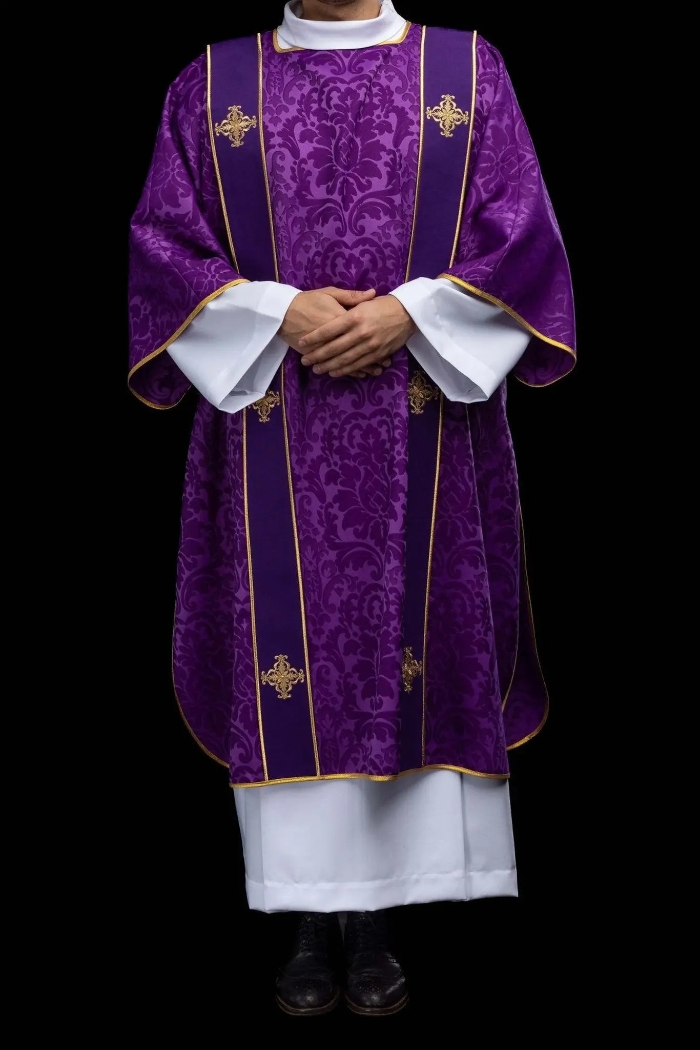 Dalmatique jacquard violet avec broderie de Croix dorée