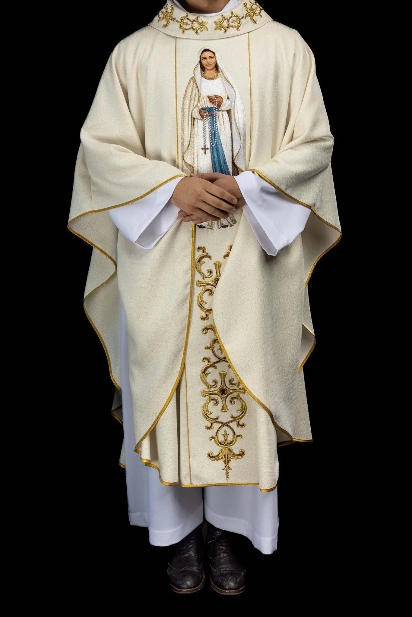 Chasuble richement brodée avec Notre-Dame du Rosaire