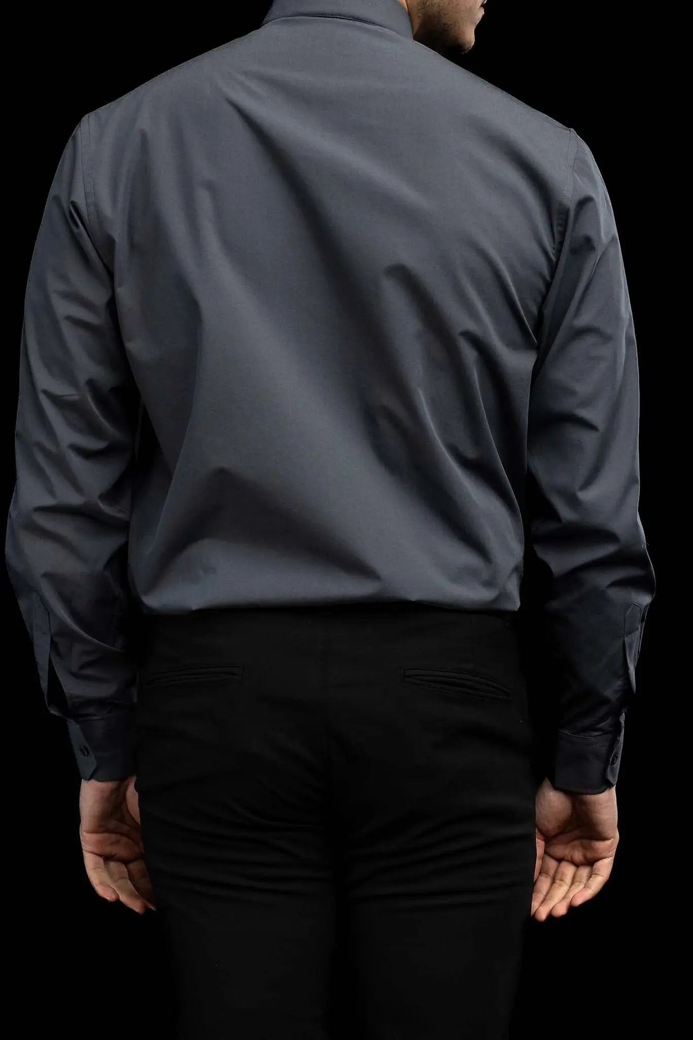 Chemise ecclésiastique gris foncé à manches longues avec patte de col