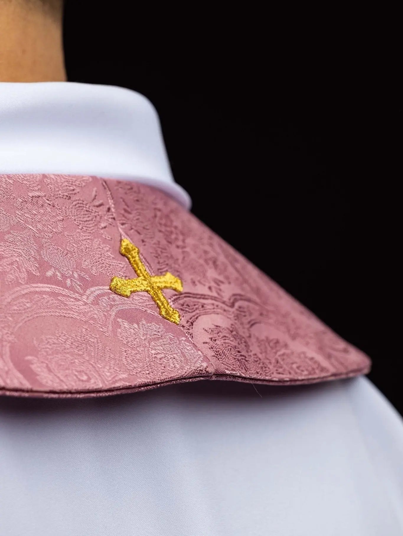 Étole en jacquard rose avec Croix brodée