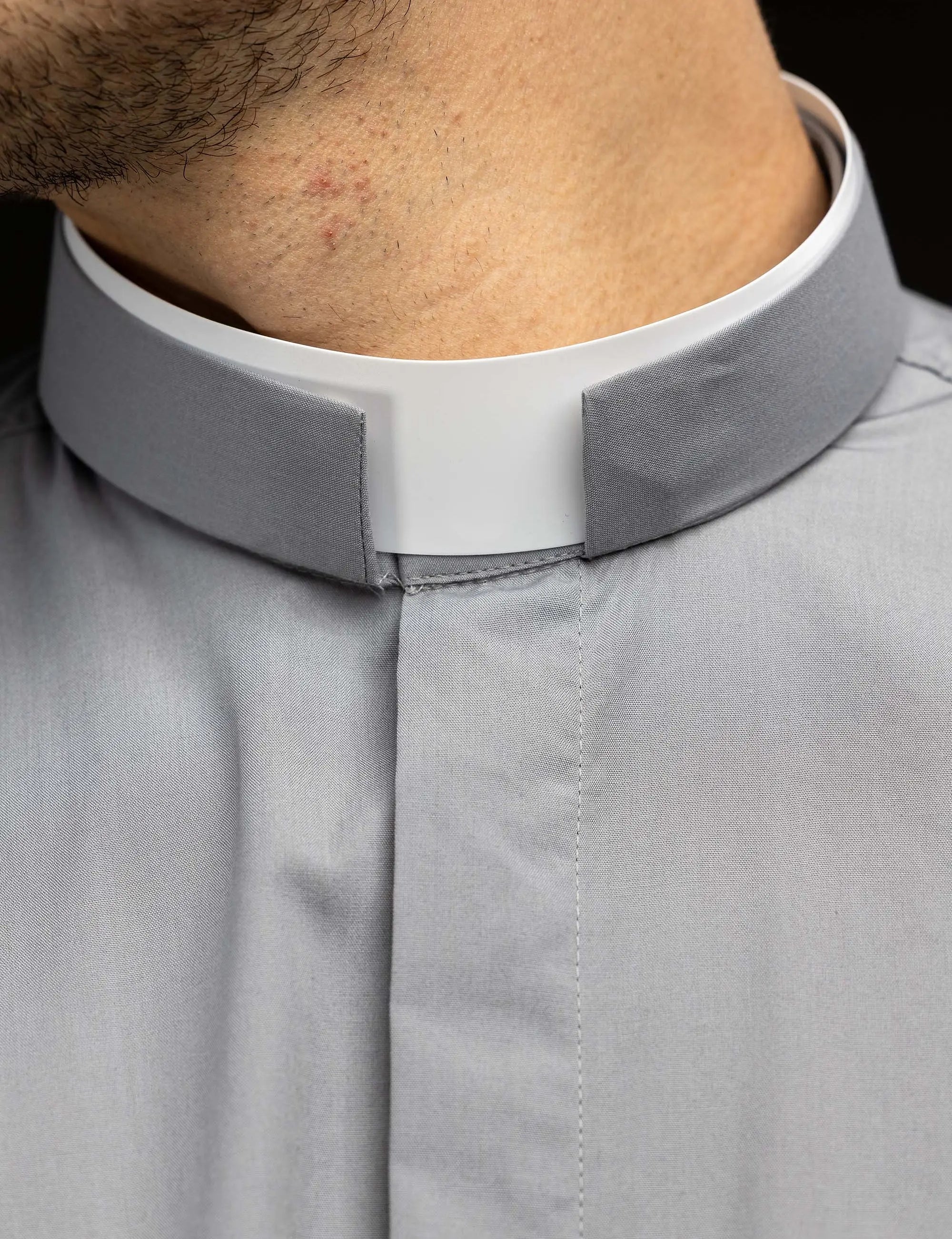 Chemise ecclésiastique romaine gris clair à manches longues avec patte de col