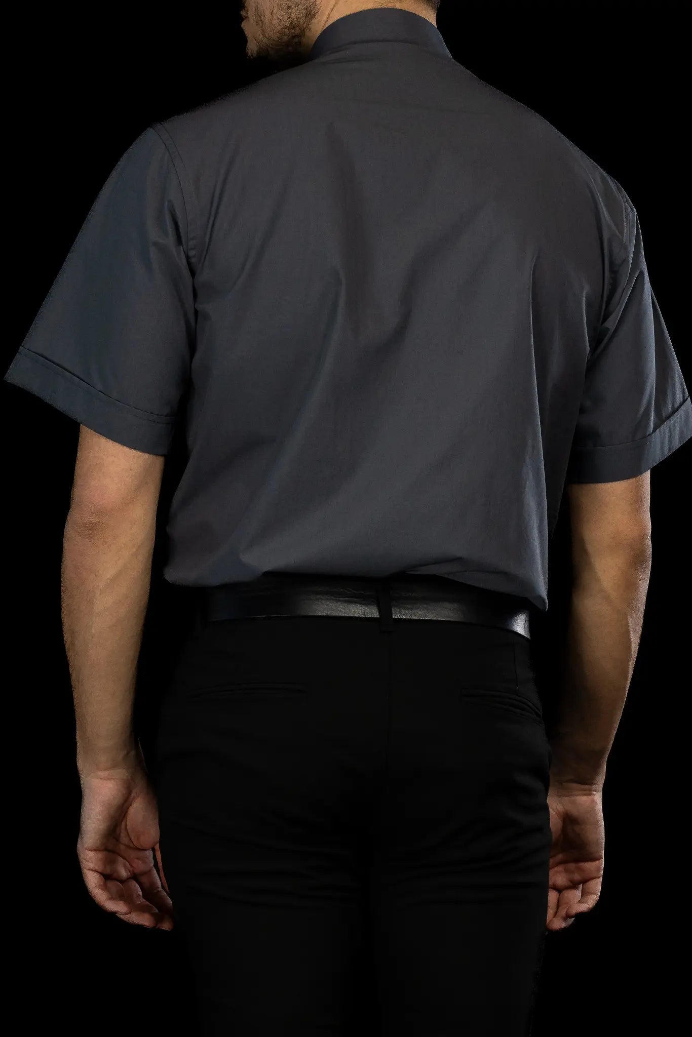 Chemise ecclésiastique gris foncé à manches courtes avec patte de col