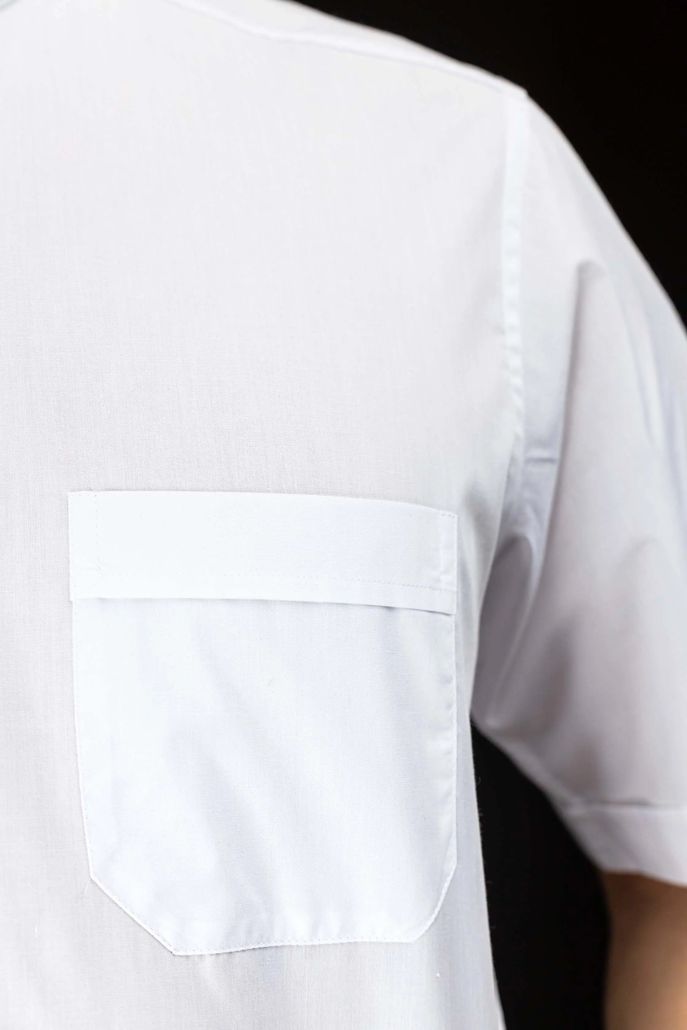 Chemise ecclésiastique blanche à manches courtes avec patte de col