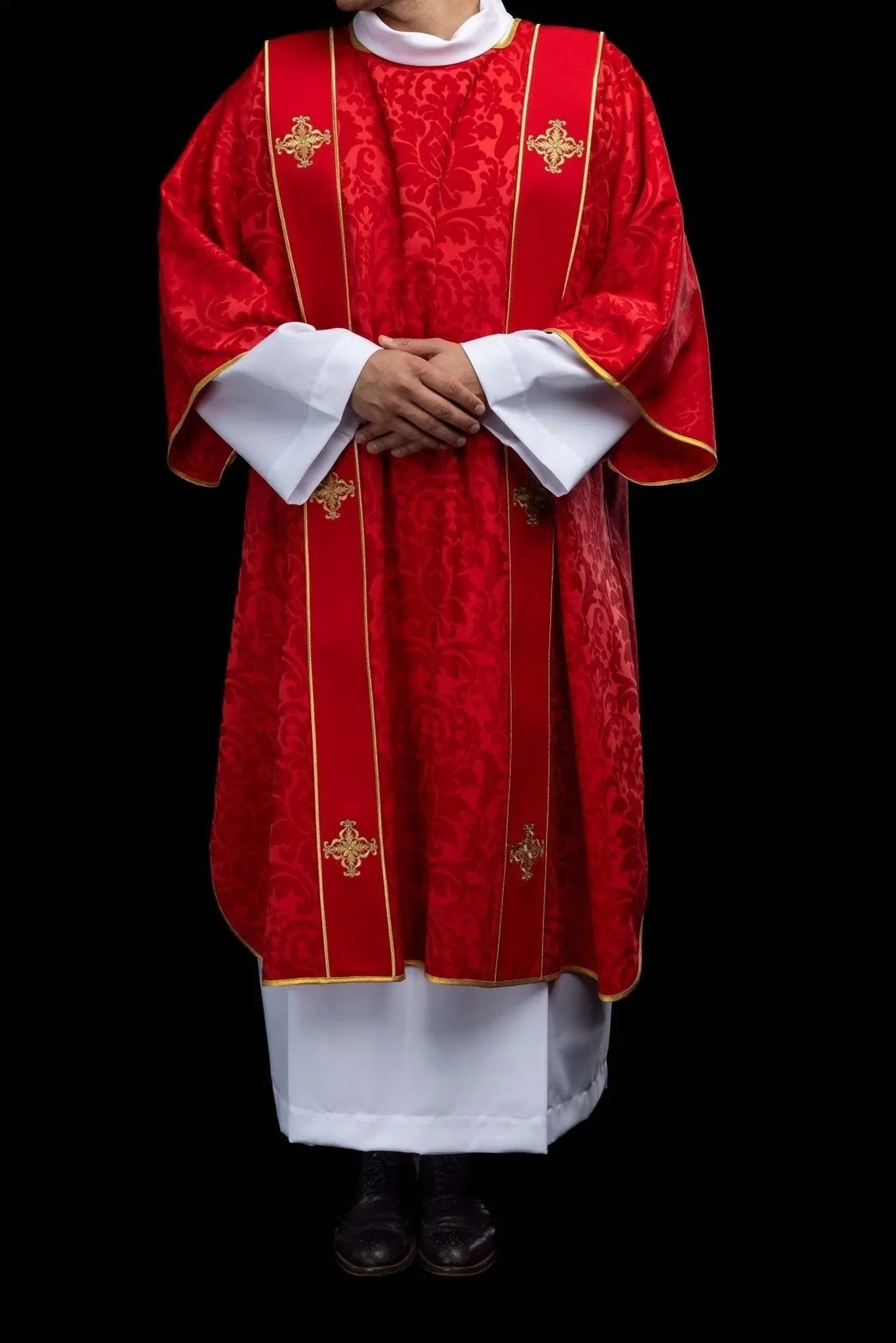 Dalmatique jacquard rouge avec broderie de Croix dorée