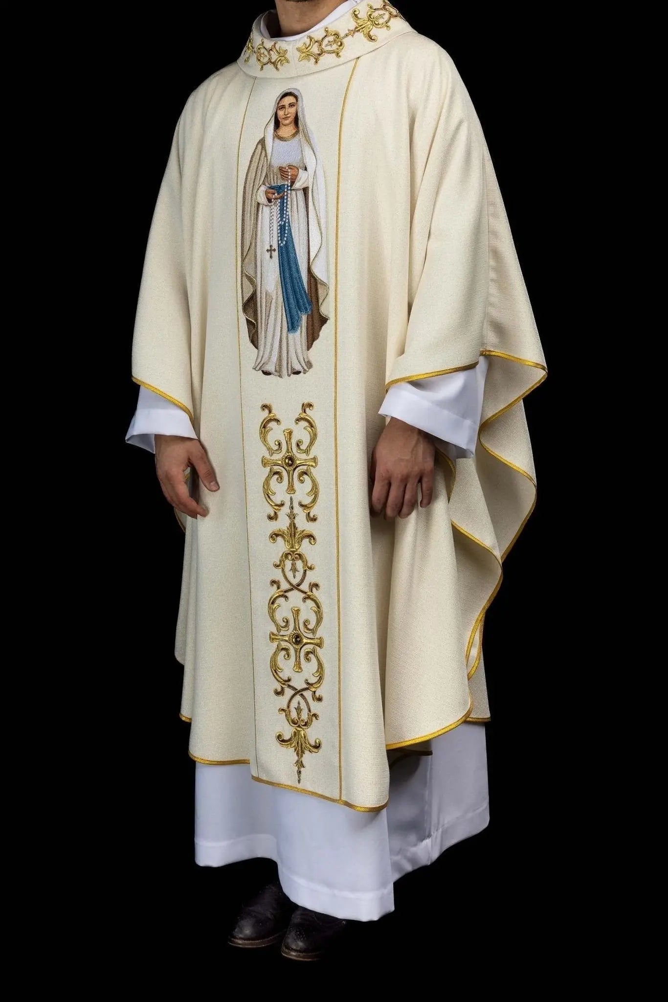 Chasuble richement brodée avec Notre-Dame du Rosaire