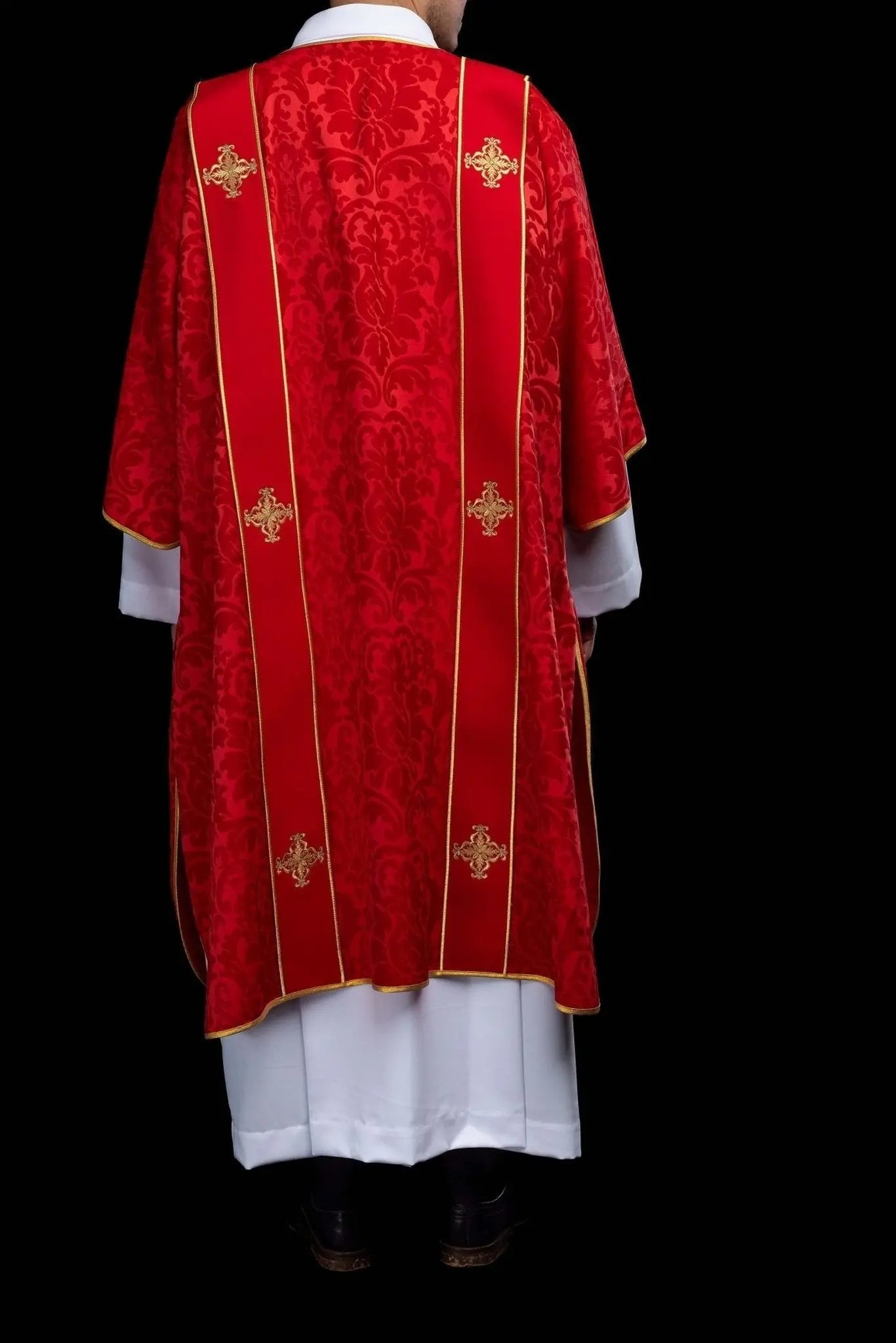 Dalmatique jacquard rouge avec broderie de Croix dorée