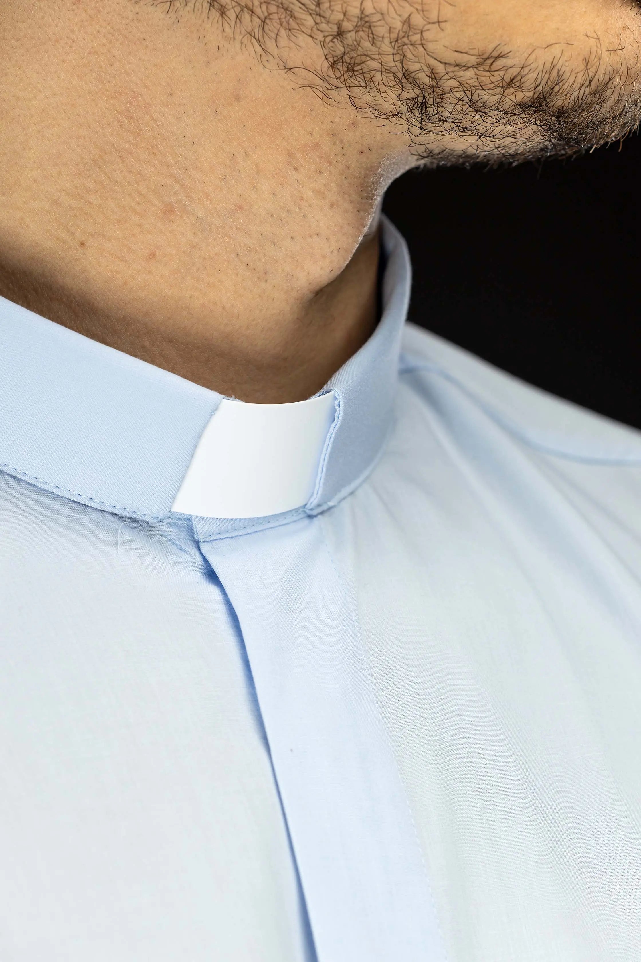 Chemise ecclésiastique bleue à manches longues avec patte de col