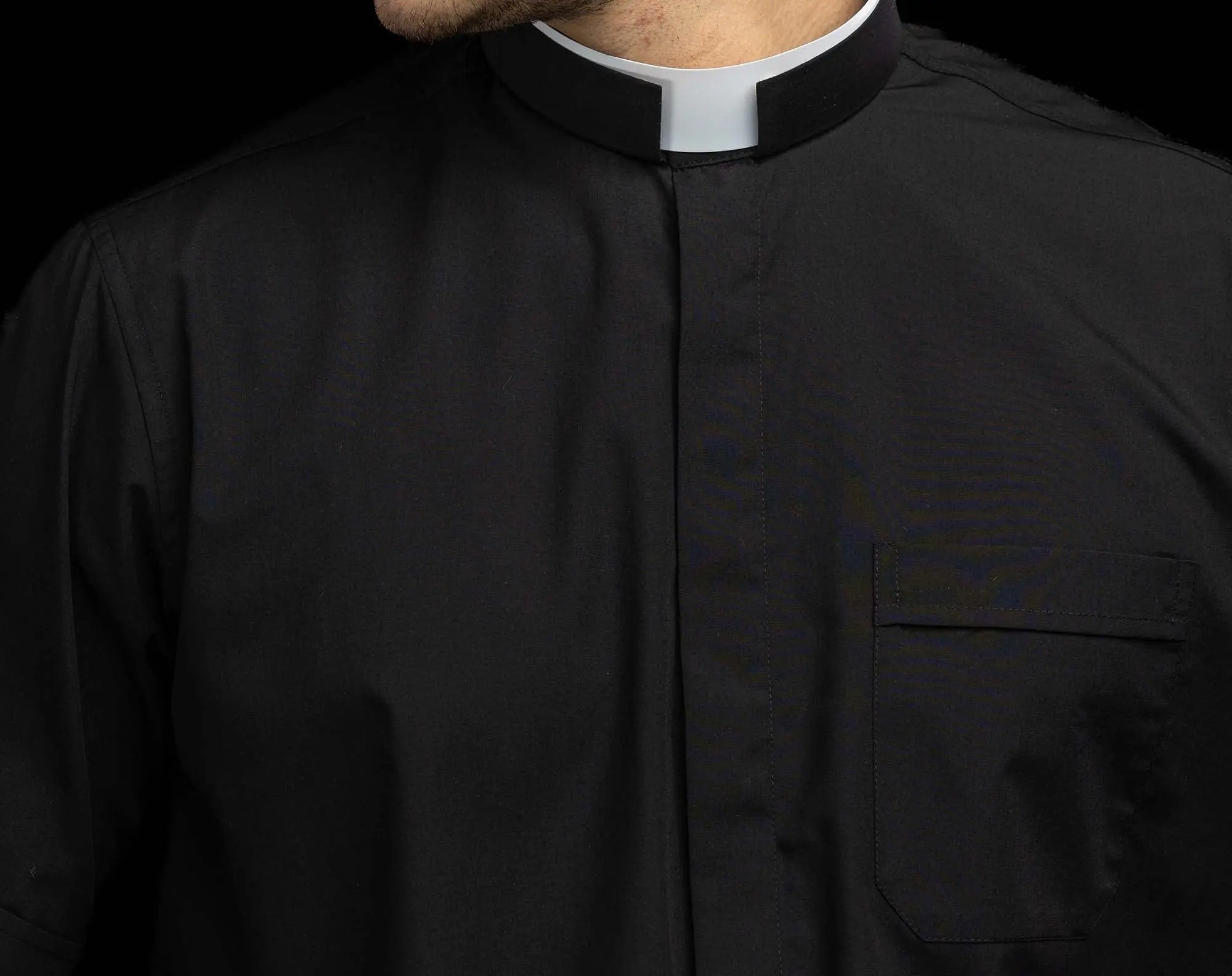 Chemise ecclésiastique romaine noire à manches courtes avec patte de col
