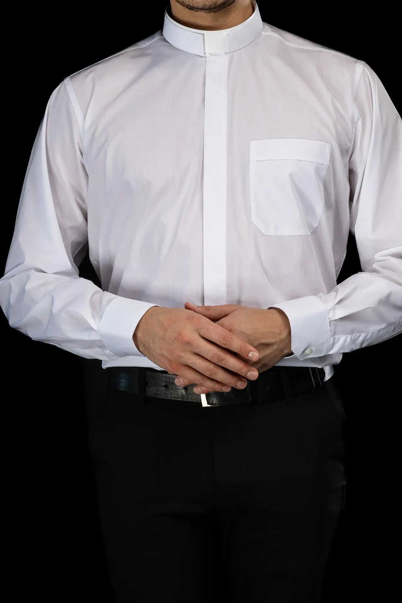 Chemise ecclésiastique romaine blanche à manches longues avec patte de col