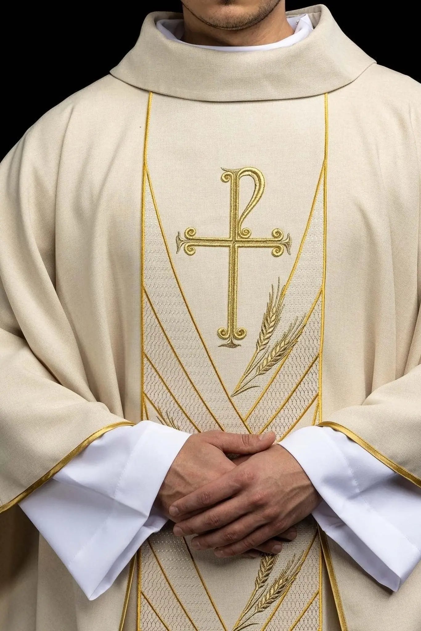 Chasuble écrue avec bande PAX brodée