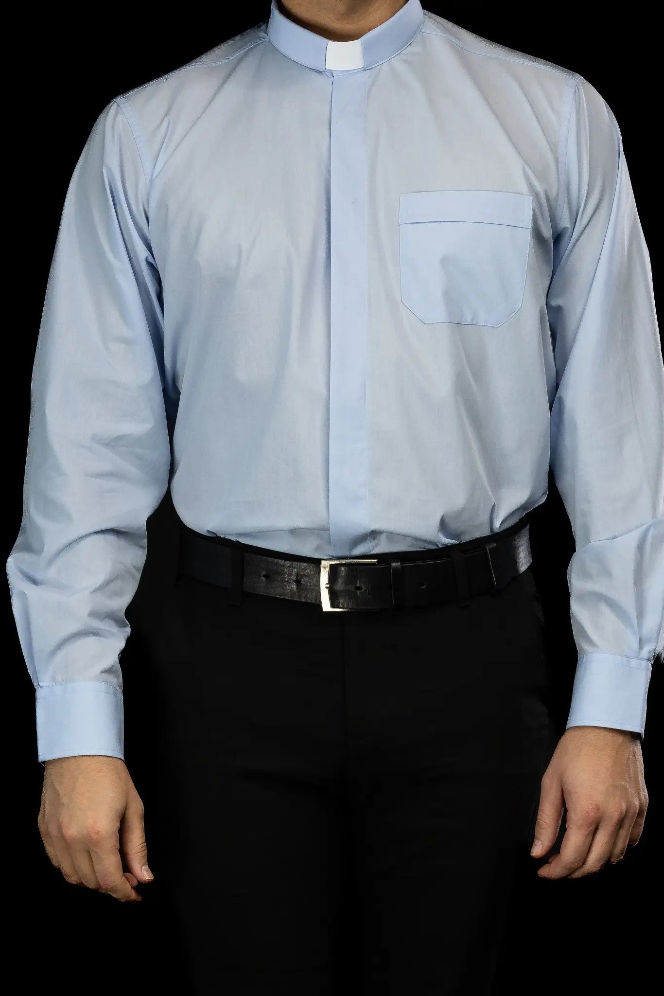Chemise ecclésiastique bleue à manches longues avec patte de col