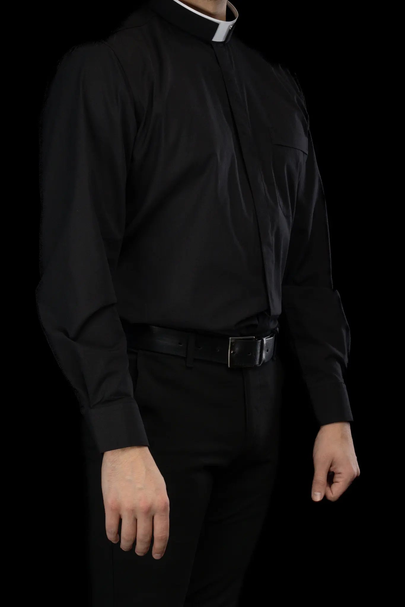 Chemise ecclésiastique romaine noire à manches longues avec patte de col