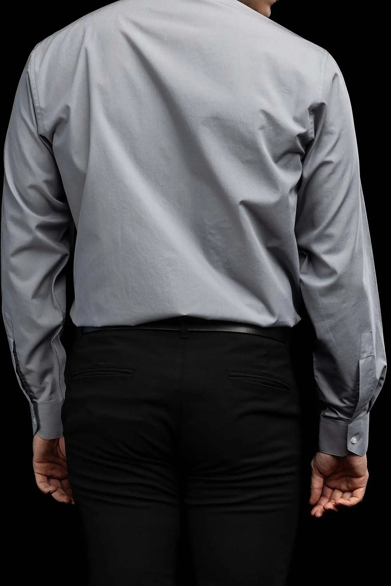 Chemise ecclésiastique romaine gris clair à manches longues avec patte de col