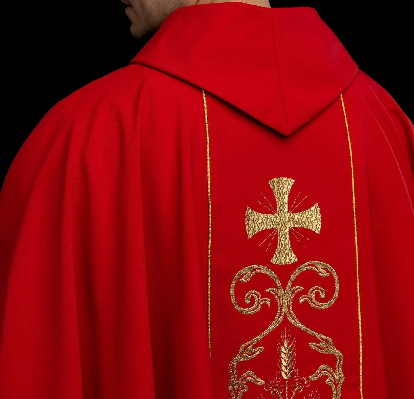 Chasuble liturgique rouge avec bande brodée
