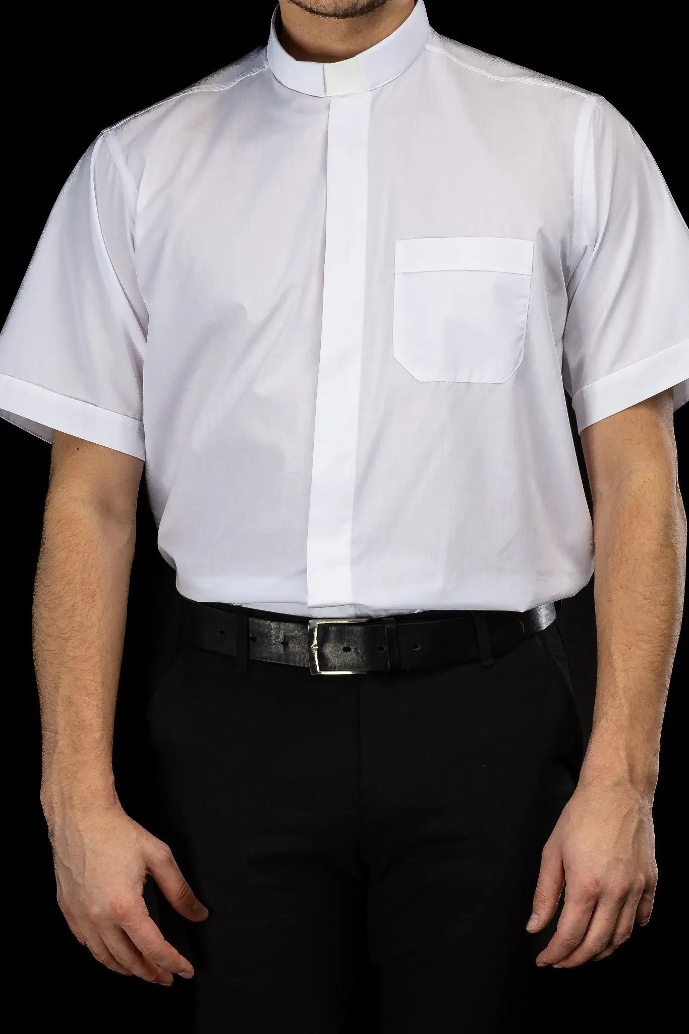 Chemise ecclésiastique blanche à manches courtes avec patte de col